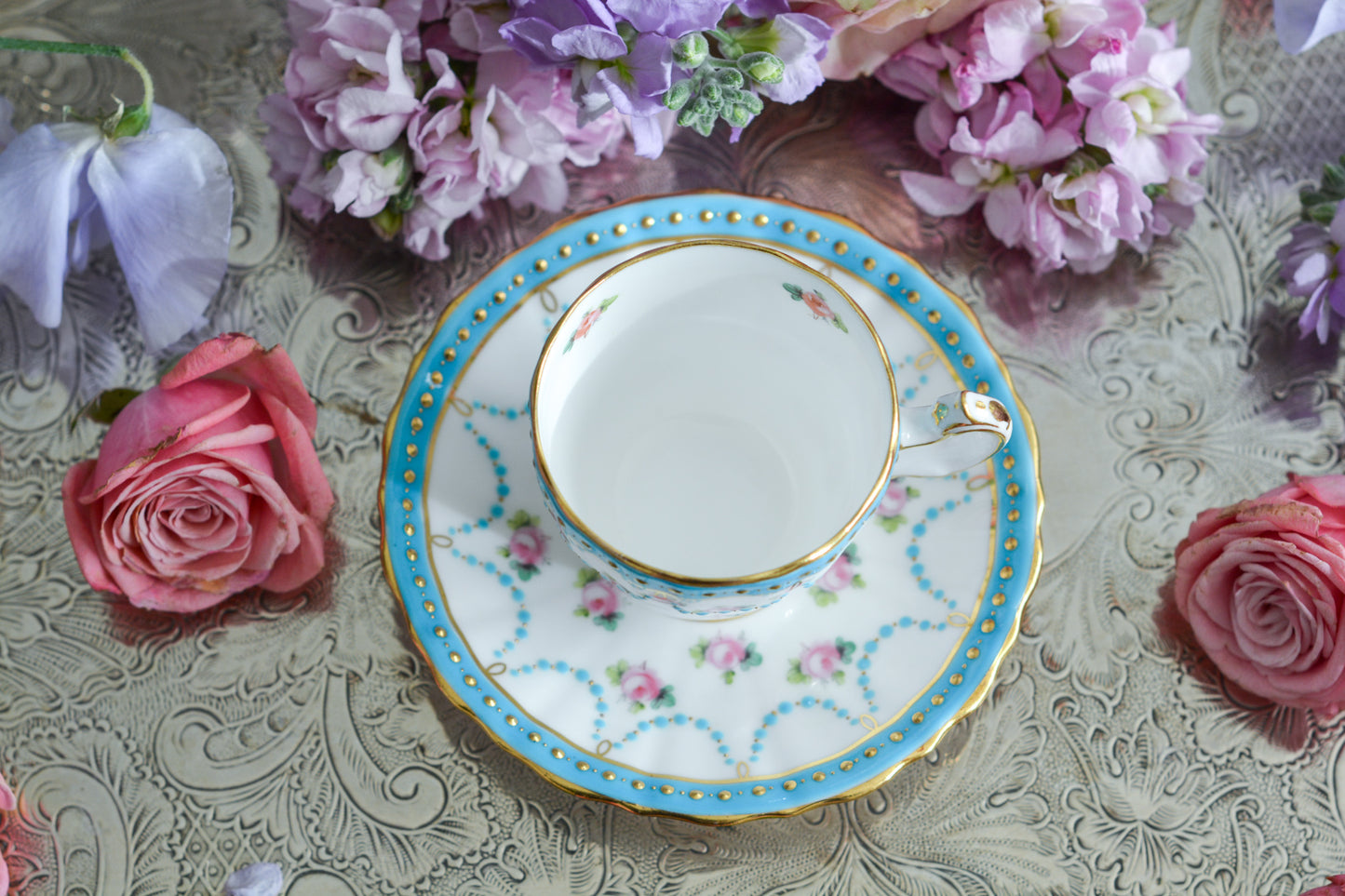 ミントンの美しいデミタスカップ。ミントンブルーにエレガントなデザイン。さすがミントン!ですね。小さなカップにぎゅっと魅力が詰まったお品です。 ミントンは女性の絵付け師さんが他のメーカーよりもたくさん活躍していたと本で読んだことがあります。ミントンのエレガントで美しいデザインはそんな理由もあるのかもしれません。カップのハンドルに製造時にできたと思われる傷と、ソーサーにヘアライン(貫通はしていません)があるので実用にはお勧めしませんが、ぜひたくさん眺めて愛でていただきたい、芸術的なカップです。