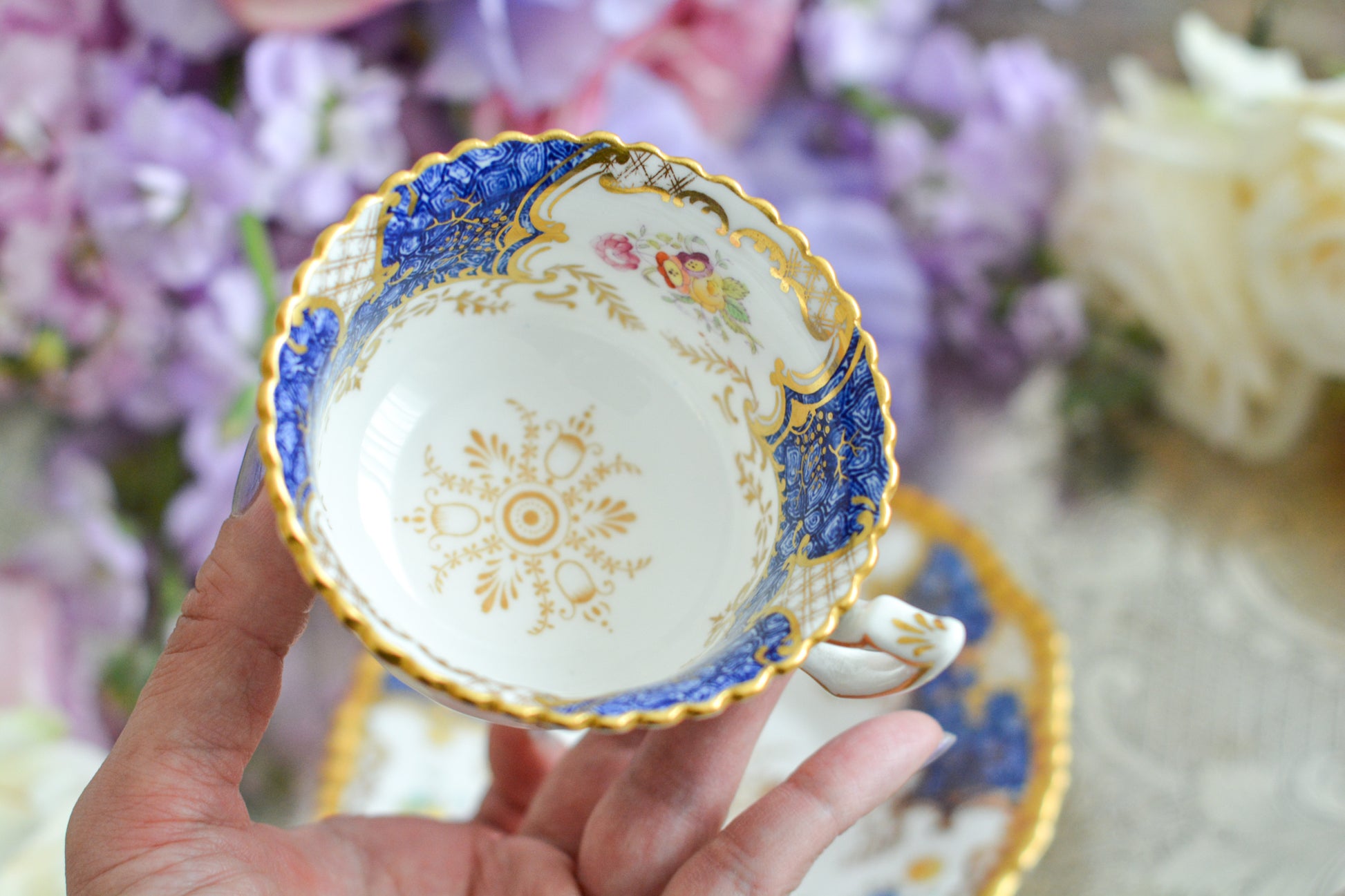 コールポートの人気シリーズ、バットウィングシリーズ。とても珍しい模様のデュオが入荷しました。鮮やかなブルーカラーの年輪のような模様がとても美しいお品です。カップのサイドにはエナメルのお花たちが描かれています。以前色違いの淡いグリーンをご紹介したことがあります。こちらは、カップに製造時にできたと思われる小さな穴があります。貫通はしていないのですが、そこだけ油薬がかかっていません。その穴付近にごく微細な貫入が1つあります。 その他は貫入もなく、金彩もとても綺麗に残っていて、キラキラと輝いています。特別なバットウィング。プレゼントにもご自身のご褒美にもぴったりなお品です。