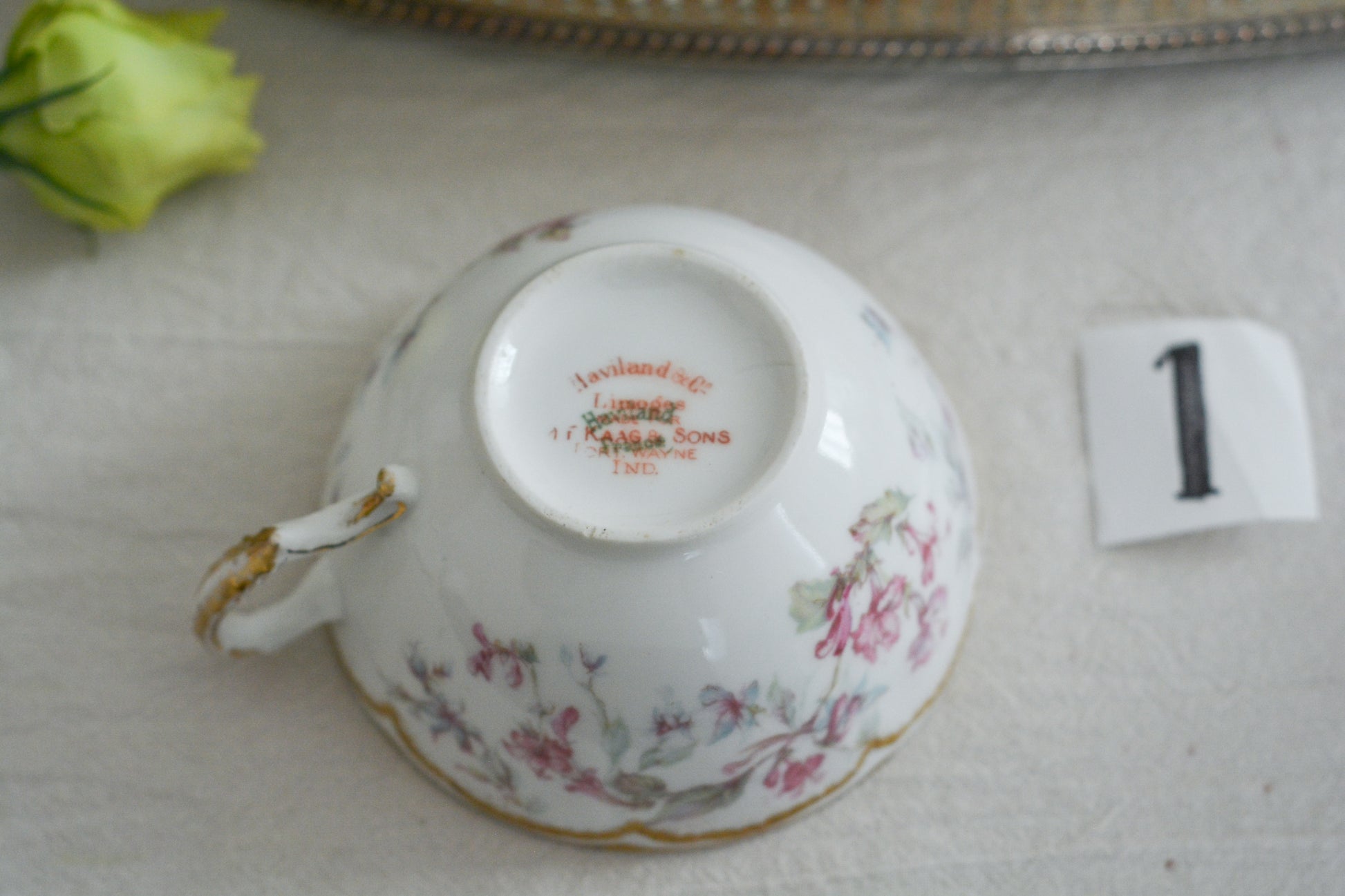 フランスのリモージュ、アビランドのティートリオです。 淡いタッチのお花がとっても可愛らしいです。柔らかで優しげな印象で、癒しのティータイムの時間を過ごせそうですね。これから春のティータイムにもぴったりです。こちらは在庫が2セットございます。ティートリオ①、ティートリオ②からお選びください。