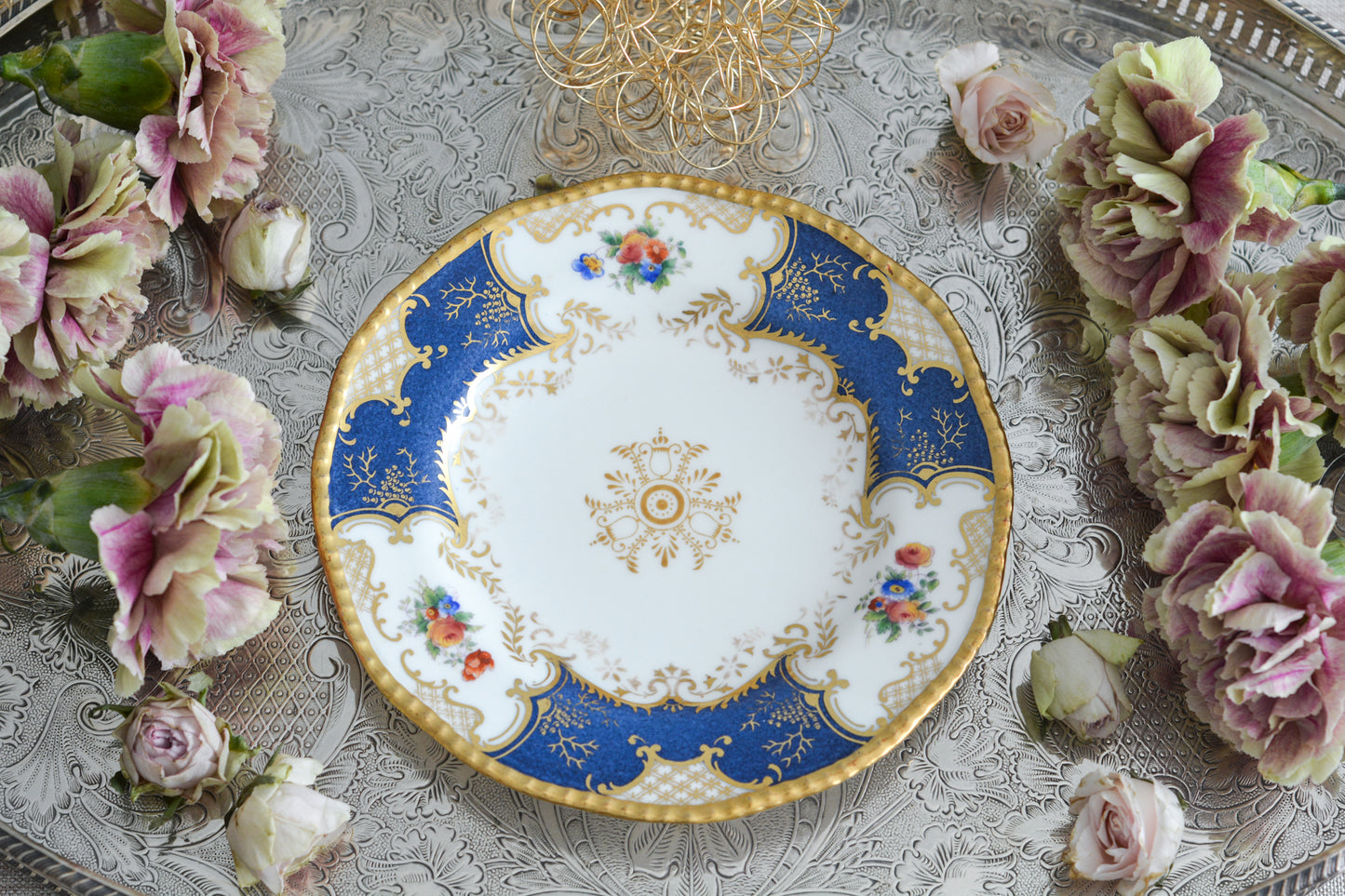 コールポートの人気シリーズ、バットウィングシリーズ。こちらはとても珍しい明るいブルーのサイドプレートです。ちょっと凝ったブルーで石目のようになっていて高級感があります。バットウィングシリーズはたくさんのカラーバリエーションがありますが、最近はバットウィングシリーズはどのカラーも探すことがより困難になっております。こちらのプレートは、特に珍しいカラーでコレクションにぴったりです。