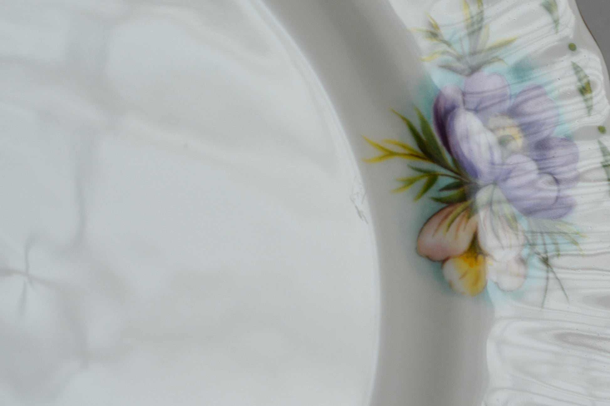 ロイヤルアルバートの人気シリーズの一つ、「フラワーオブザマンス」1月から12月までそれぞれの季節のお花がモチーフのシリーズで、ついつい集めたくなってしまう魅力があります。今回ご紹介するのは、10月(Octber)。10月のお花はコスモスです。柔らかな色合いのコスモスにターコイズブルーがアクセントの可愛らしいセットです。今回はティートリオにデザートプレートのついた珍しい4ピースセットが入荷しました!秋のティータイムをお楽しみください。