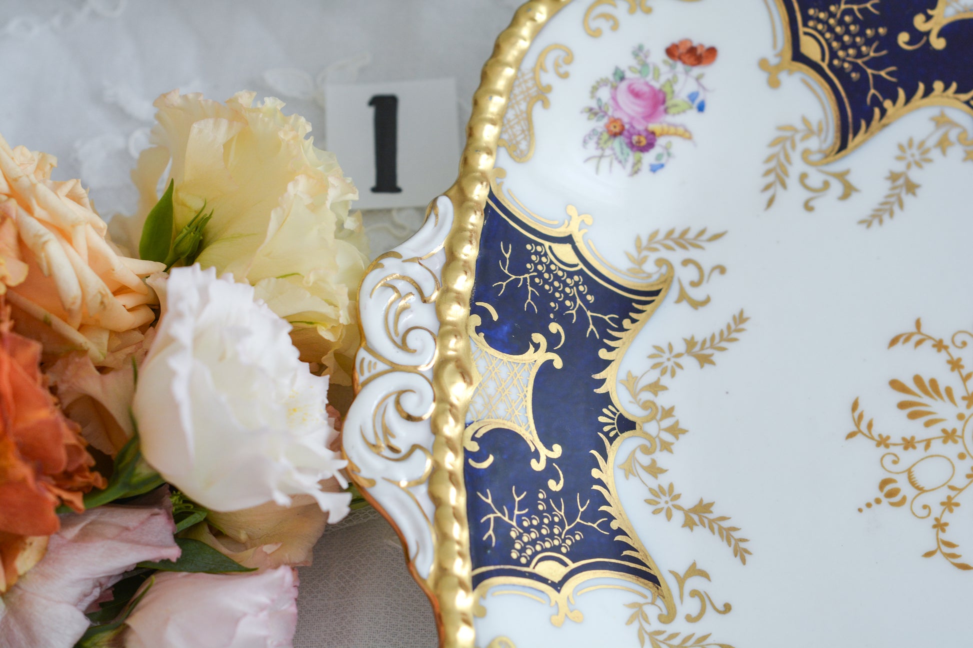 コールポートの人気シリーズ、バットウィング。カラーバリエーションも豊富なシリーズです。こちらはコバルトカラーの美しいB&Bプレート。コバルトブルーは重厚感がありますね。B&BプレートのB&Bとは、ブレッド&バターの略で、パンやサンドイッチ、スコーンはもちろん、スイーツなども盛り付けてお楽しみいただけます。