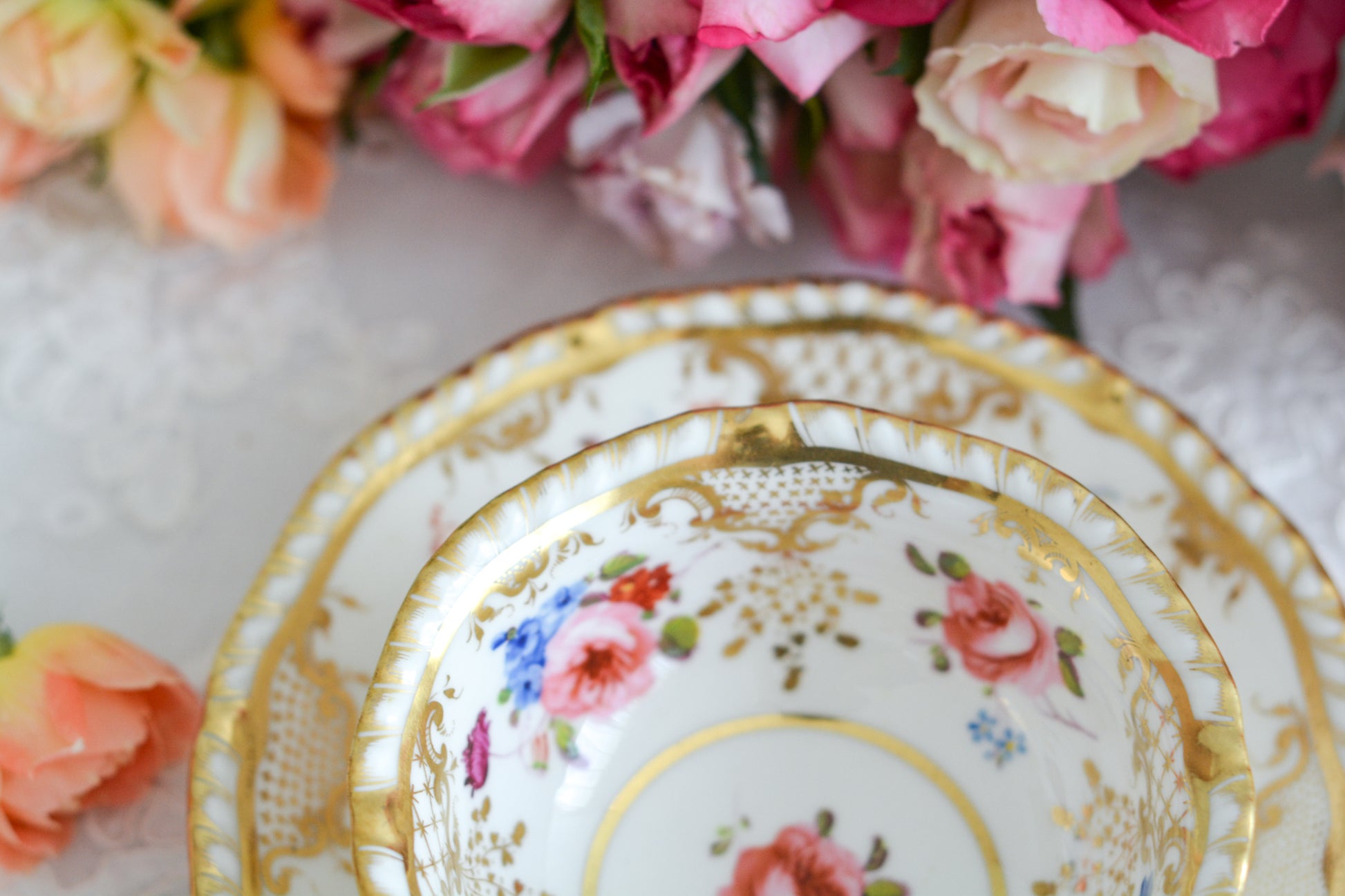 H&Rダニエルは1822年から1846年までという短い期間しか製造していないのですが、とても素晴らしい磁器を作っていたメーカです。数が少なく、作品も素晴らしいとあって世界中にコレクションしている方々がいます。ガドルーンとは縁飾りの模様のことで、こちらはカップの内側についていてセカンドガドルーンと呼ばれています。(外側についているものはファーストガドルーン。)H&Rダニエルの作品はハンドペイント絵付けも大変素晴らしいです。芸術的なカップとなっております。