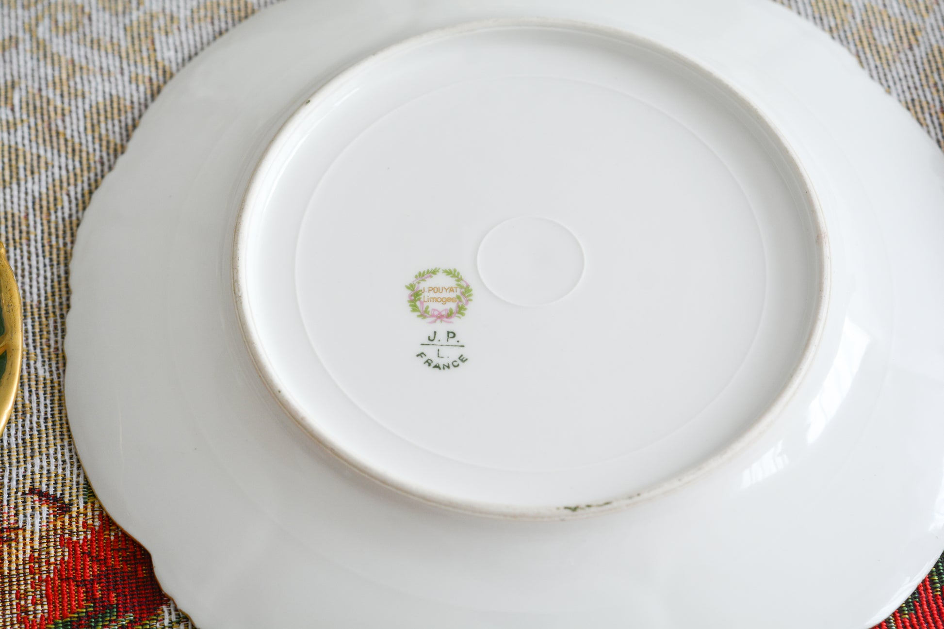 フランスのリモージュのプレートがやってきました。ジャン・プーヤ工房のデザートプレートで、深い緑の縁取りに繊細なタッチのお花がとても美しい1枚です。英国のタッチとはまた違った趣きがあり、エレガントで繊細な雰囲気。クリスマスのテーブルにもぴったりな色合いでテーブルを華やかに盛り上げてくれるプレートです。  こちらは1枚の価格です。クリスマス企画の特別価格になっています。在庫が全部で8枚ございます。状態の良いものから順番にお送りいたします。