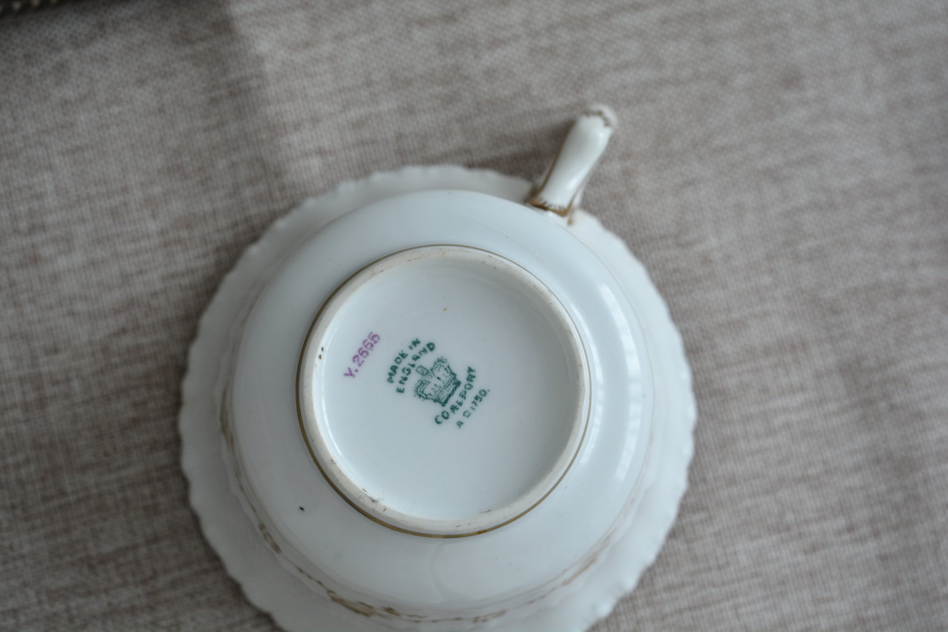 コールポートの人気シリーズ、バットウィングシリーズ。レアカラーのイエローカラーのトリオです。イエローのバットウィングは、鮮やかなイエローカラーが美しく、とても華やかな印象です。最近はバットウィングシリーズは探すことがより困難になっております。残念ながらカップにヒビが入っている為に観賞用となっております。(水漏れしたり、カップ自体が割れてしまう可能性があるため、カップに紅茶などを入れることは難しいです)ソーサーとサイドプレートはとても良い状態です。カップにヒビはあるものの観賞用としては大変美しく、貴重なお品です。ぜひコレクションとしてこのカップをお楽しみください。