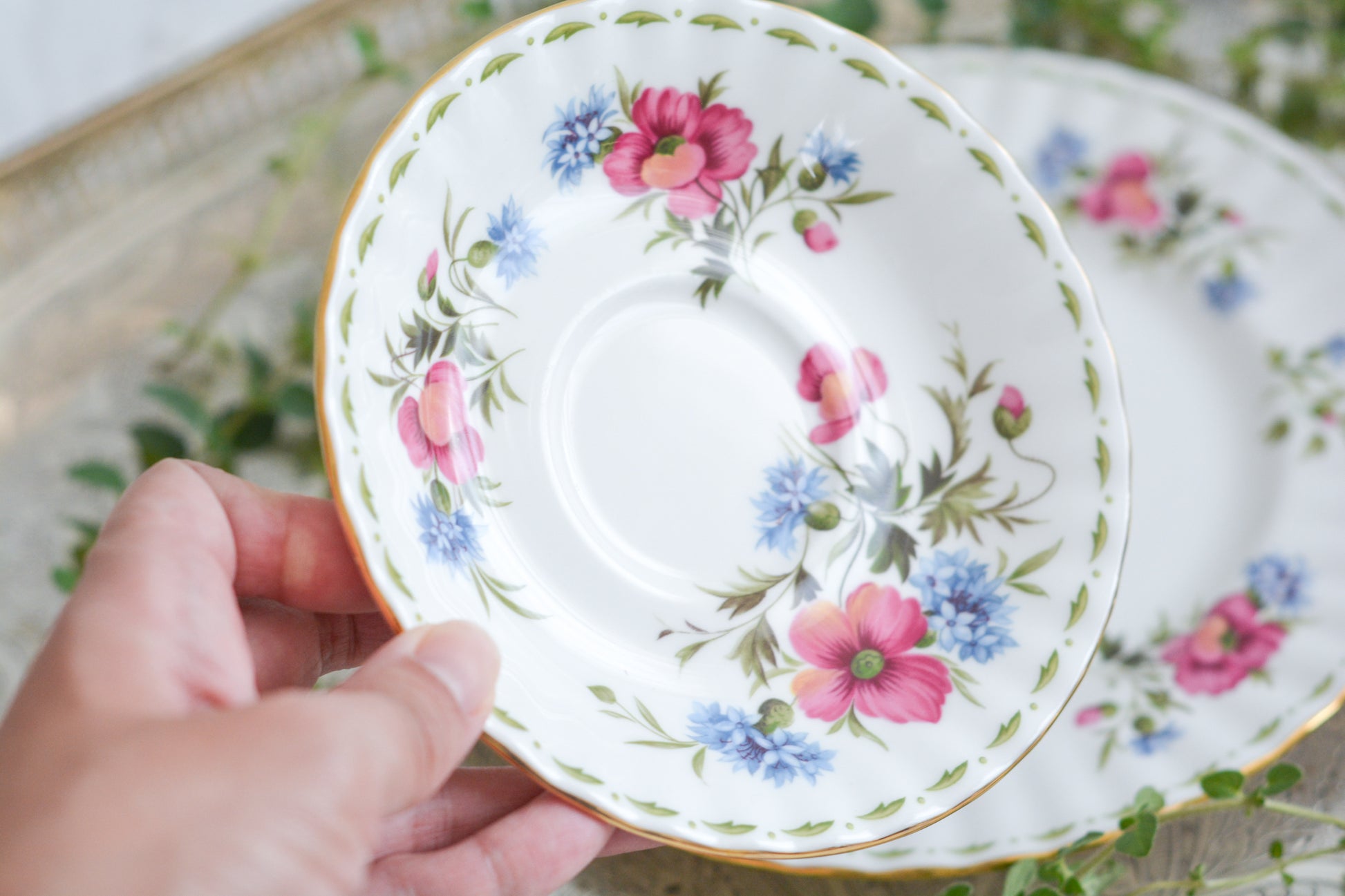 ロイヤルアルバートの人気シリーズの一つ、「フラワーオブマンス」1月から12月までそれぞれの季節のお花がモチーフのシリーズで、ついつい集めたくなってしまう魅力があります。今回ご紹介するのは、8月(August)。8月のお花はポピーです。鮮やかな色合いが夏のティータイムにぴったり!貴重なデザートプレート付きのトリオとなっております。8月生まれの方、コレクションしていらっしゃる方、お探しの方もぜひ。