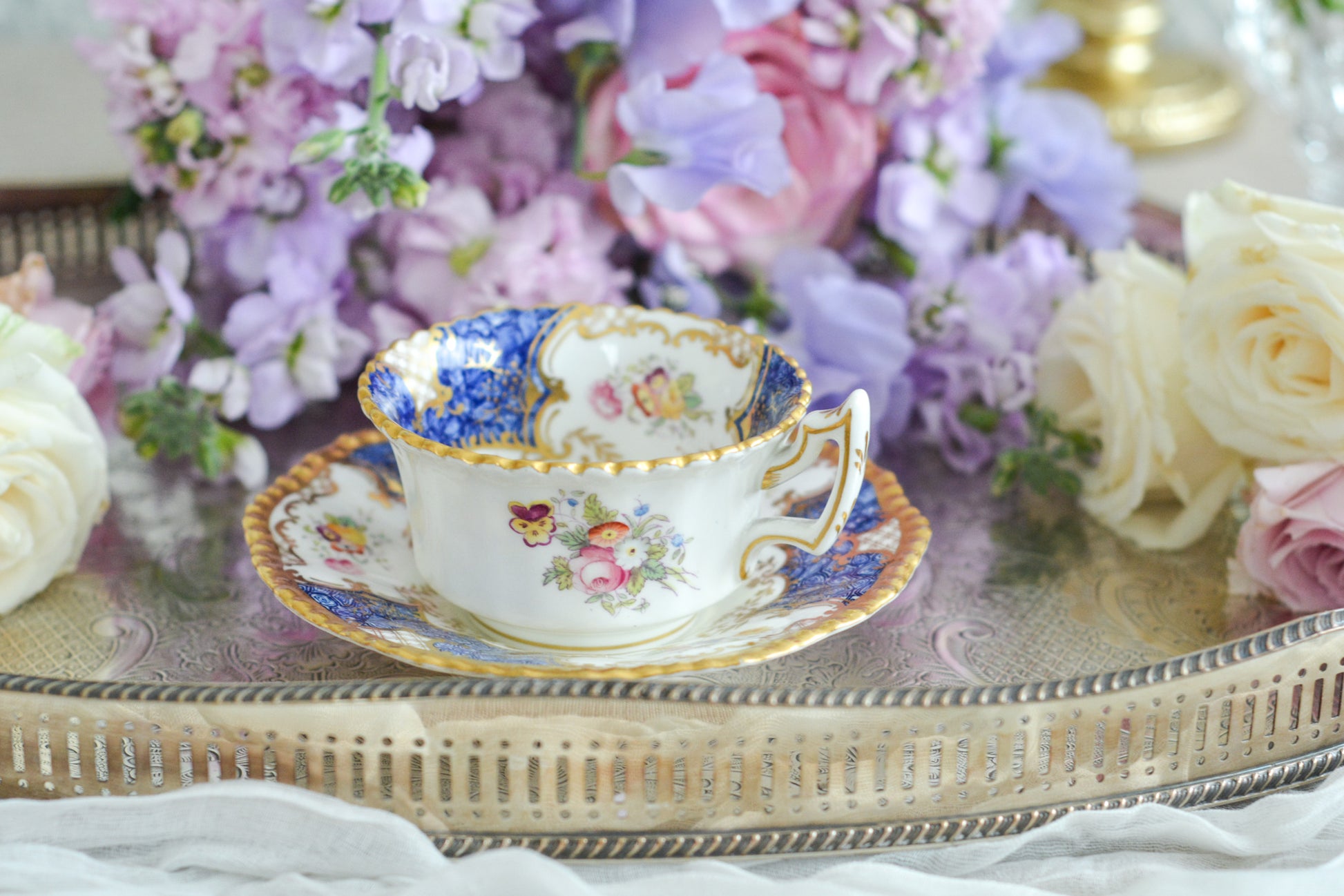 コールポートの人気シリーズ、バットウィングシリーズ。とても珍しい模様のデュオが入荷しました。鮮やかなブルーカラーの年輪のような模様がとても美しいお品です。カップのサイドにはエナメルのお花たちが描かれています。以前色違いの淡いグリーンをご紹介したことがあります。こちらは、カップに製造時にできたと思われる小さな穴があります。貫通はしていないのですが、そこだけ油薬がかかっていません。その穴付近にごく微細な貫入が1つあります。 その他は貫入もなく、金彩もとても綺麗に残っていて、キラキラと輝いています。特別なバットウィング。プレゼントにもご自身のご褒美にもぴったりなお品です。