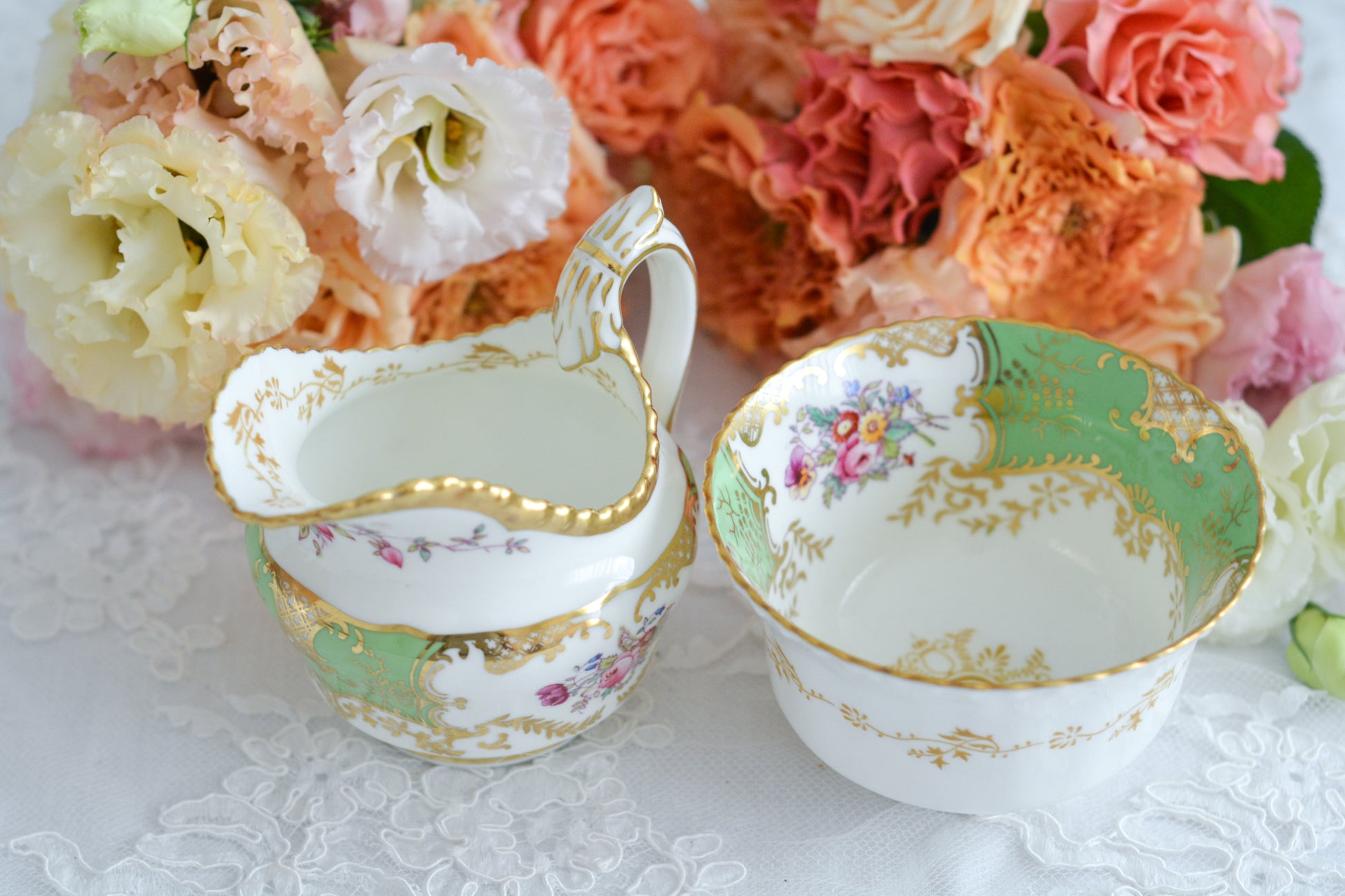 コールポートの人気シリーズのバットウィング。こちらはアップルグリーンが美しいシュガーボウルです。シュガーボウルとしても、チョコレートやキャンディーなどちょっとしたお菓子などを盛り付けても可愛らしいです。同じデザインですが、コバルトブルーと雰囲気が変わりますね。バットウィングシリーズは年々見つけることが困難になっております。こちらはとても状態の良い子で、お探しの方に見つけていただけましたら嬉しいです。