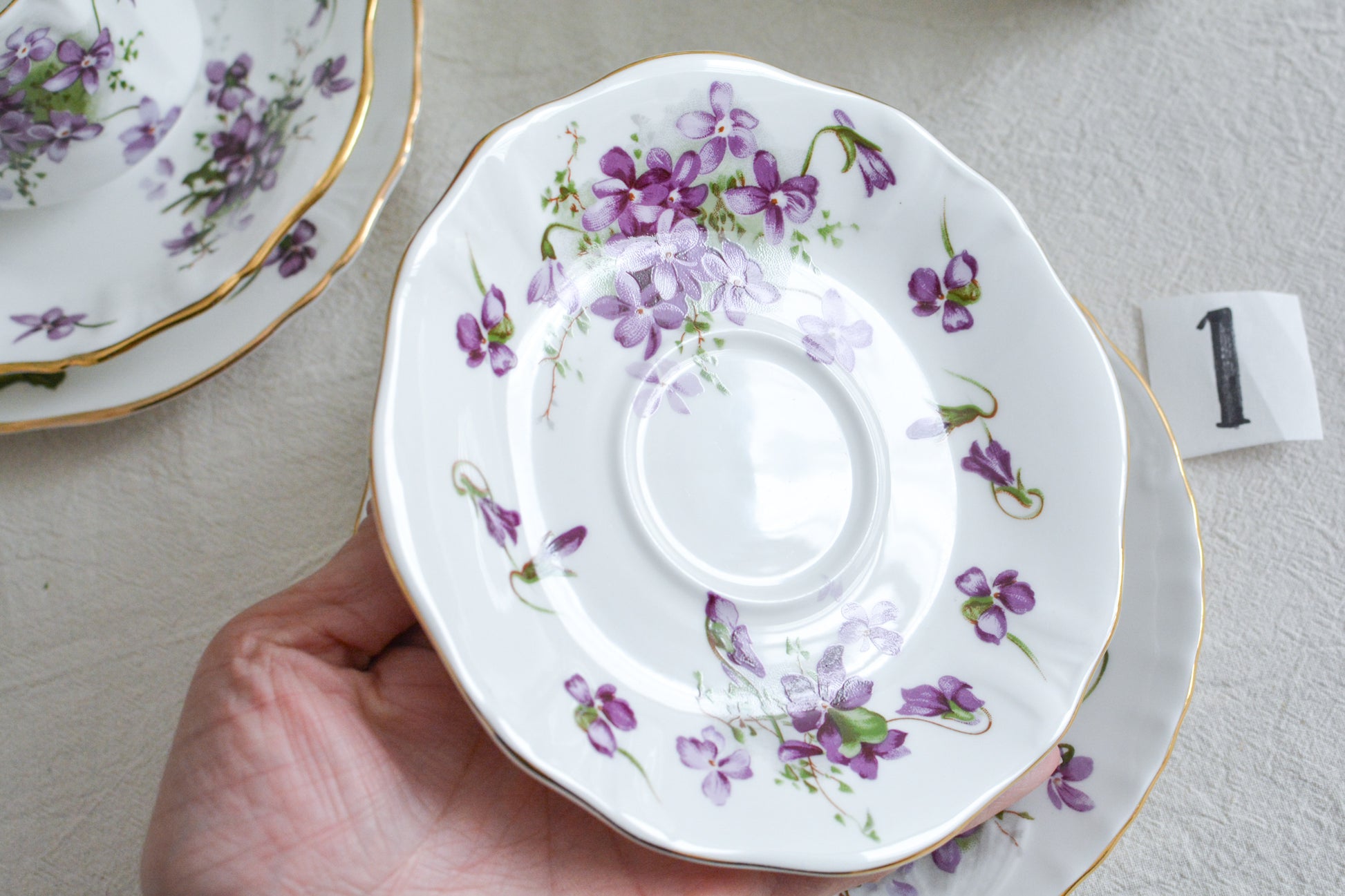 ハマースレイの人気シリーズ、ヴィクトリアンバイオレットシリーズのティートリオ。可憐なすみれの模様と優雅なシェイプがとても美しいお品です。製造年代などですみれの模様が少しずつ違い、それぞれに魅力があります。ハマースレイらしいエレガントなデザインでおうちティータイムを華やかに盛り上げてくれます。こちらは1セットの価格です。在庫が2セットあり、絵柄や色味が少しずつ異なります。トリオ①〜②からお選びください。