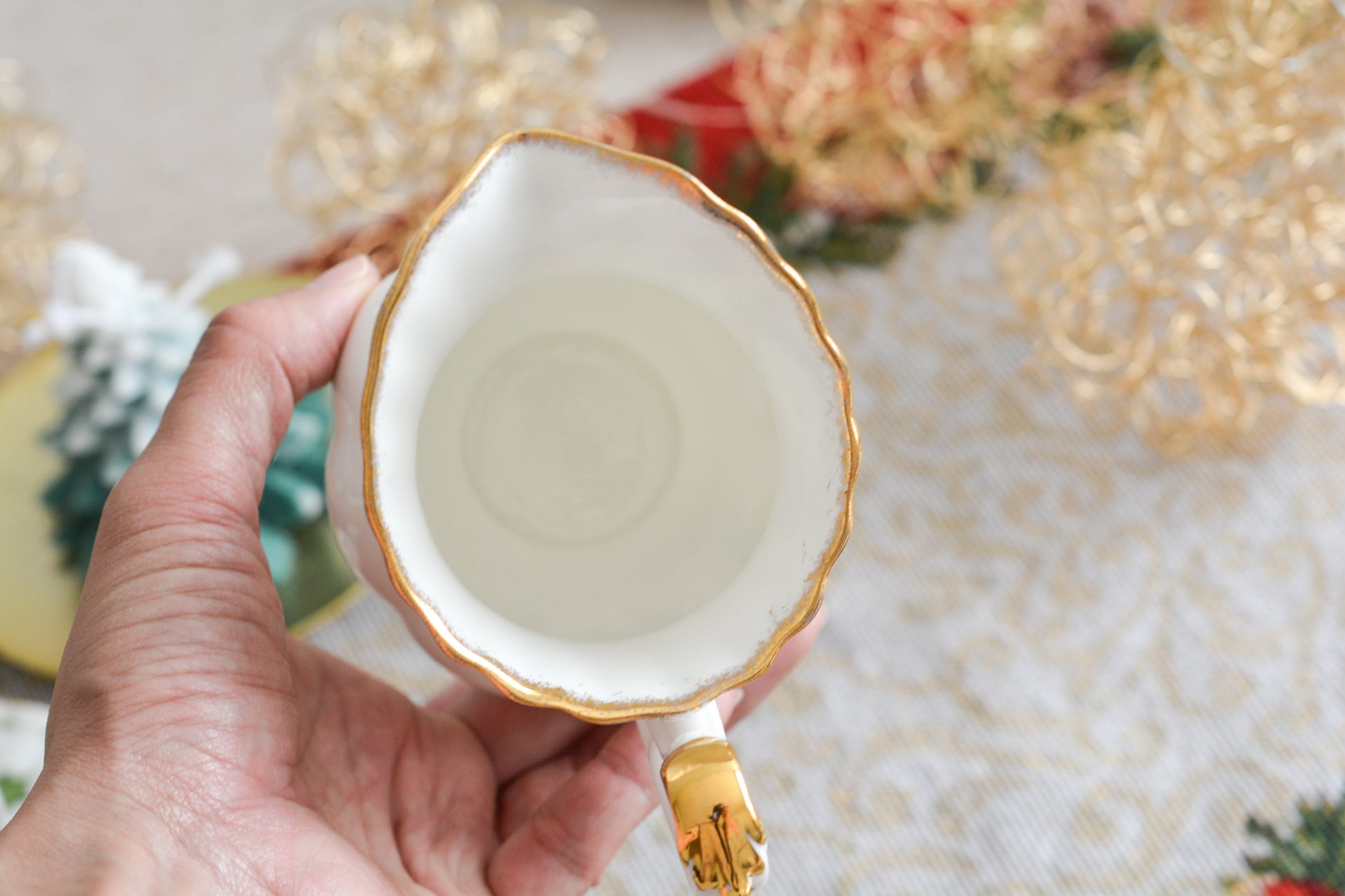 華やかな雰囲気のロイヤルアルバートのセレブレーションシリーズ。ミルクジャグも美しいです。クリスマスのテーブルにもぴったりな色合いとデザイン。クリスマスのティータイムをお楽しみくださいね。  同じシリーズのティートリオと2段ケーキスタンドも別で掲載しています。