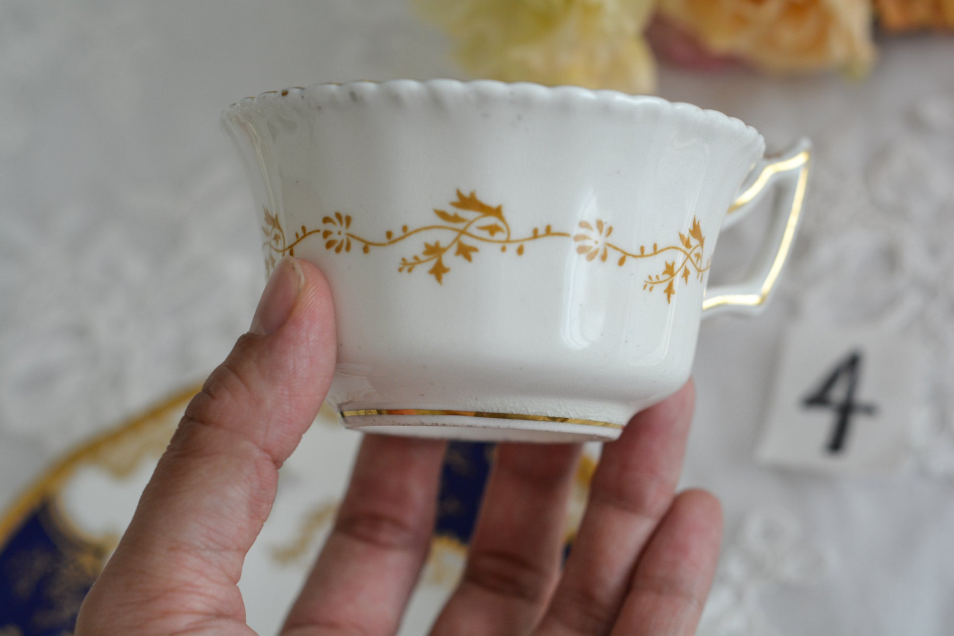 コールポートの代表作と言ってもいい、バットウィングシリーズ。こちらはコバルトブルーのティートリオです。重厚感のあるコバルトブルーと金彩のコントラスト、美しいシェイプ。凛としさ美しさがありオーラを感じます。最近はバットウィングも探すのがとても困難になってきました。心が躍るカップでティータイムをお楽しみいただけたら嬉しいです。こちらは1セットの価格です。全部で6セット在庫がございます。状態で価格が変わります。