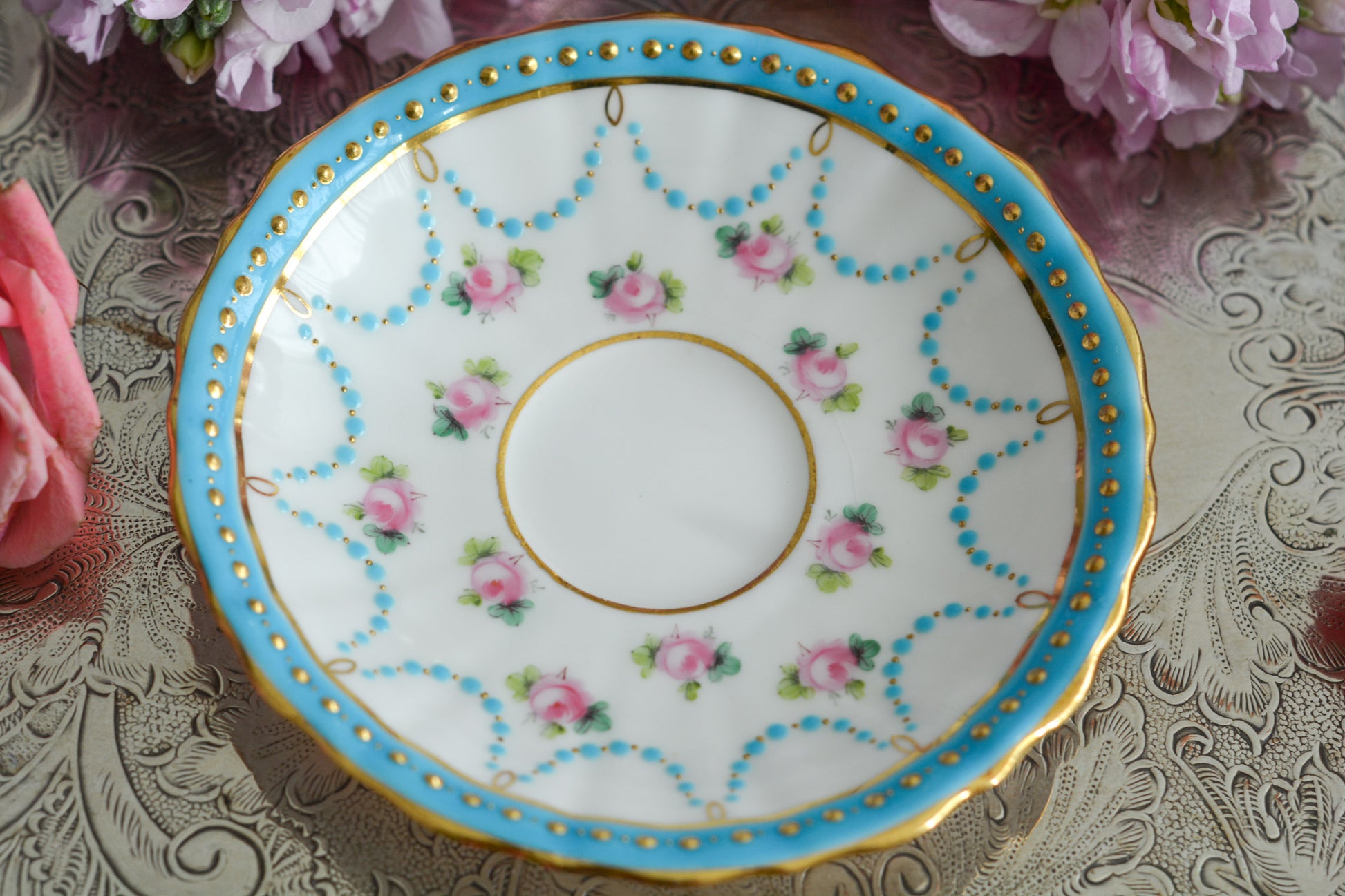 ミントンの美しいデミタスカップ。ミントンブルーにエレガントなデザイン。さすがミントン!ですね。小さなカップにぎゅっと魅力が詰まったお品です。 ミントンは女性の絵付け師さんが他のメーカーよりもたくさん活躍していたと本で読んだことがあります。ミントンのエレガントで美しいデザインはそんな理由もあるのかもしれません。カップのハンドルに製造時にできたと思われる傷と、ソーサーにヘアライン(貫通はしていません)があるので実用にはお勧めしませんが、ぜひたくさん眺めて愛でていただきたい、芸術的なカップです。