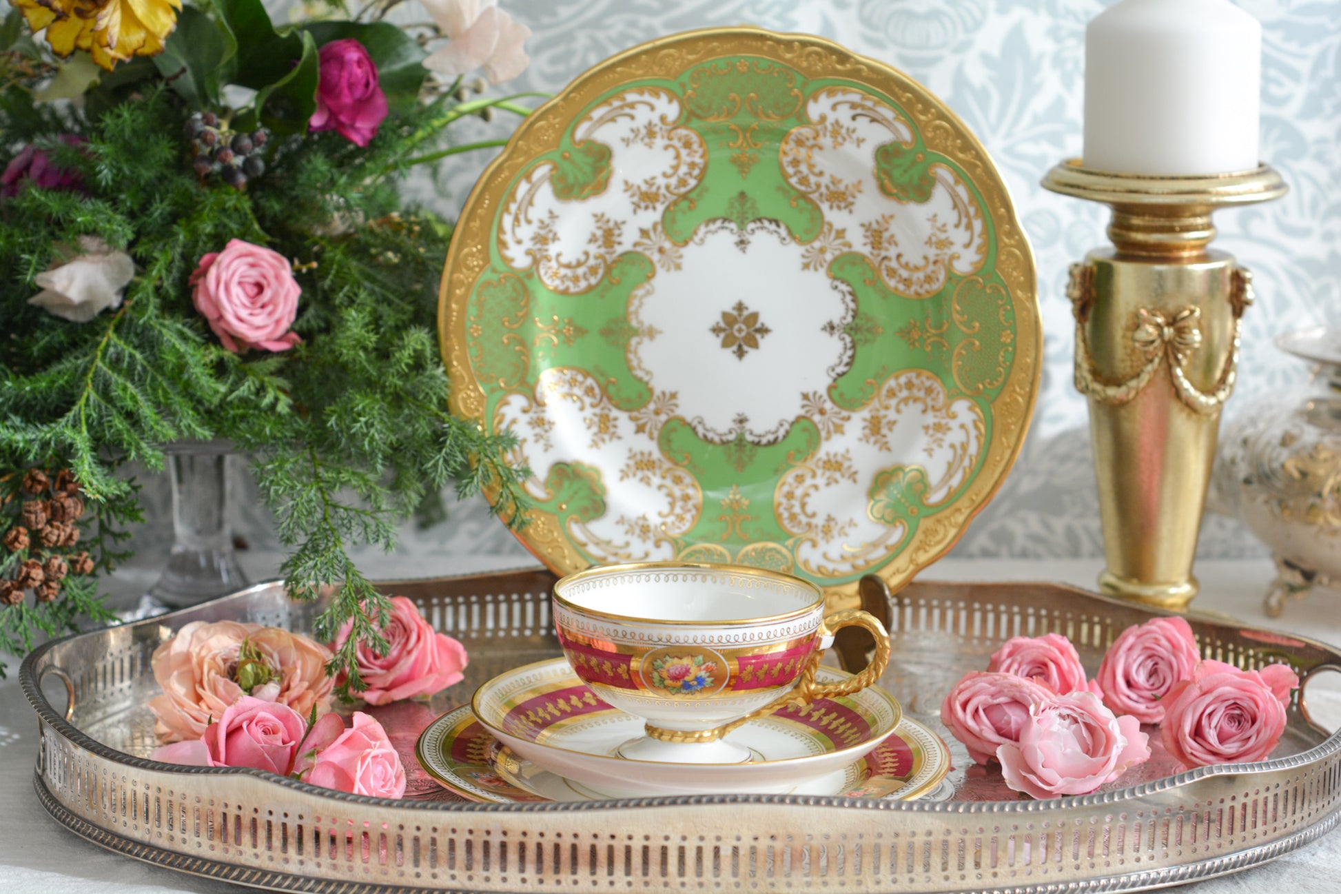 コウルドンの素晴らしいティートリオ。カップのハンドルはロープハンドルと呼ばれるデザインで、コウルドン前身のブラウンウエストヘッドムーア社が製造していたデザインです。リッジウェイ時代の豪華絢爛な作風を残しつつ、より洗練されたデザインへと昇華していったブラウンウエストヘッドムーア社。ロープハンドルはそんなブラウンウエストヘッドムーアの代表的なデザイン。数も少ないので大変人気があります。カップにはコウルドンのバックスタンプがあるのでコウルドンが引き継いで作られたお品だと思うのですが、ソーサーのダイヤモンドマークは1868年9月25日に登録されたことを示しています。ソーサーだけ古い感じはしないので、このダイヤモンドマークはこのお品ではなく、デザインの商標登録を示しているのかもしれません。アンティークは色々なストーリーを考える楽しみを与えてくれますね。