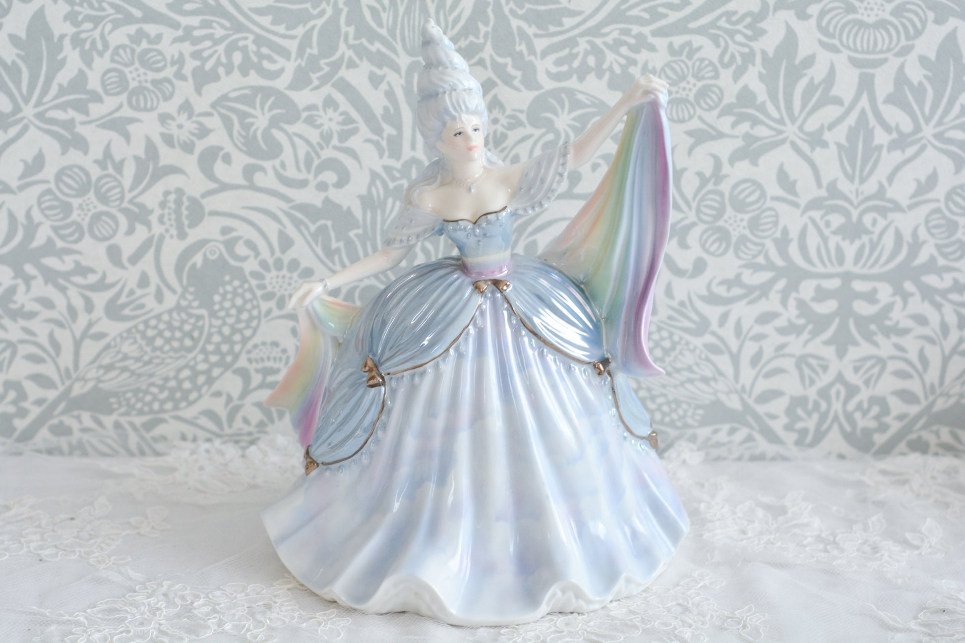 コールポートはフィギュリンをたくさん作っていて、たくさんのシリーズがあります。人気はあるけれど日本ではほとんど見かけないシリーズの1つ。「The millennium Ball」というシリーズで、この「Rain」と、「Moon」「 Forest」「Time」「Sun」の5種類から構成されています。このRainはパステルカラーでキラキラしていて、まるでファンタジーの世界からやってきてよう!このシリーズは個人的にも好きなシリーズで、時間をかけて探しました!今回ご紹介できて嬉しいです。製造数がとても少ないため探すのが大変困難なお品です。