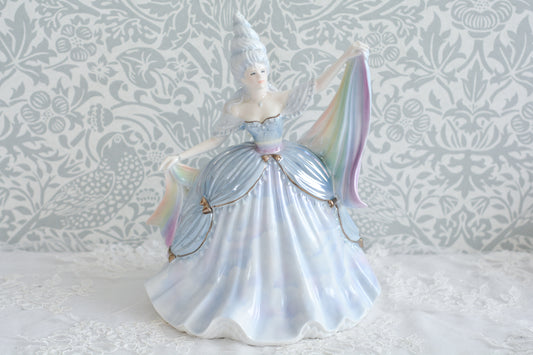 コールポートはフィギュリンをたくさん作っていて、たくさんのシリーズがあります。人気はあるけれど日本ではほとんど見かけないシリーズの1つ。「The millennium Ball」というシリーズで、この「Rain」と、「Moon」「 Forest」「Time」「Sun」の5種類から構成されています。このRainはパステルカラーでキラキラしていて、まるでファンタジーの世界からやってきてよう!このシリーズは個人的にも好きなシリーズで、時間をかけて探しました!今回ご紹介できて嬉しいです。製造数がとても少ないため探すのが大変困難なお品です。