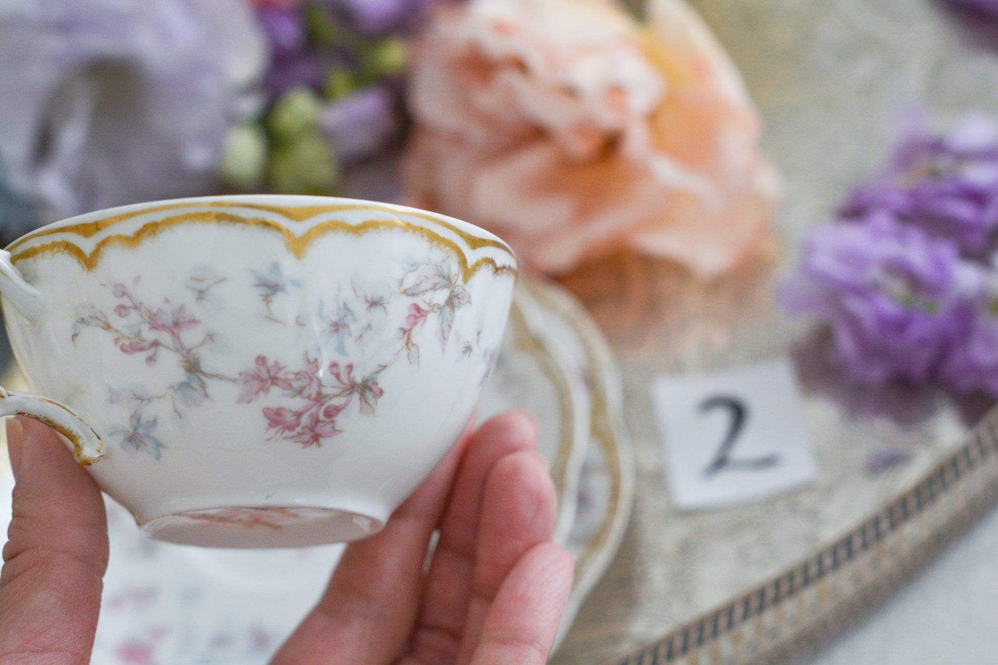 フランスのリモージュ、アビランドのティートリオです。 淡いタッチのお花がとっても可愛らしいです。柔らかで優しげな印象で、癒しのティータイムの時間を過ごせそうですね。これから春のティータイムにもぴったりです。こちらは在庫が2セットございます。ティートリオ①、ティートリオ②からお選びください。