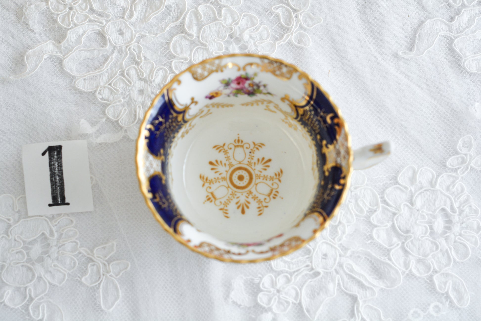 コールポートの代表作と言ってもいい、バットウィングシリーズ。こちらはコバルトブルーのティートリオです。重厚感のあるコバルトブルーと金彩のコントラスト、美しいシェイプ。凛としさ美しさがありオーラを感じます。そしてこちらのお品は、カップの側面にブーケの模様が描かれている珍しいデザインです。最近はバットウィングも探すのがとても困難になってきました。心が躍るカップでティータイムをお楽しみいただけたら嬉しいです。こちらは1セットの価格です。全部で6セット在庫がございます。状態で価格が変わります。