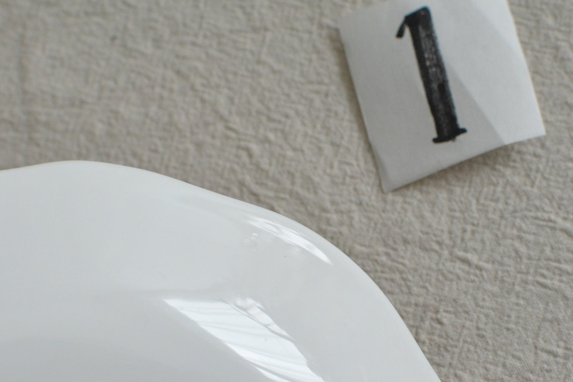 ハマースレイの人気シリーズ、ヴィクトリアンバイオレットシリーズのティートリオ。可憐なすみれの模様と優雅なシェイプがとても美しいお品です。製造年代などですみれの模様が少しずつ違い、それぞれに魅力があります。ハマースレイらしいエレガントなデザインでおうちティータイムを華やかに盛り上げてくれます。こちらは1セットの価格です。在庫が2セットあり、絵柄や色味が少しずつ異なります。トリオ①〜②からお選びください。