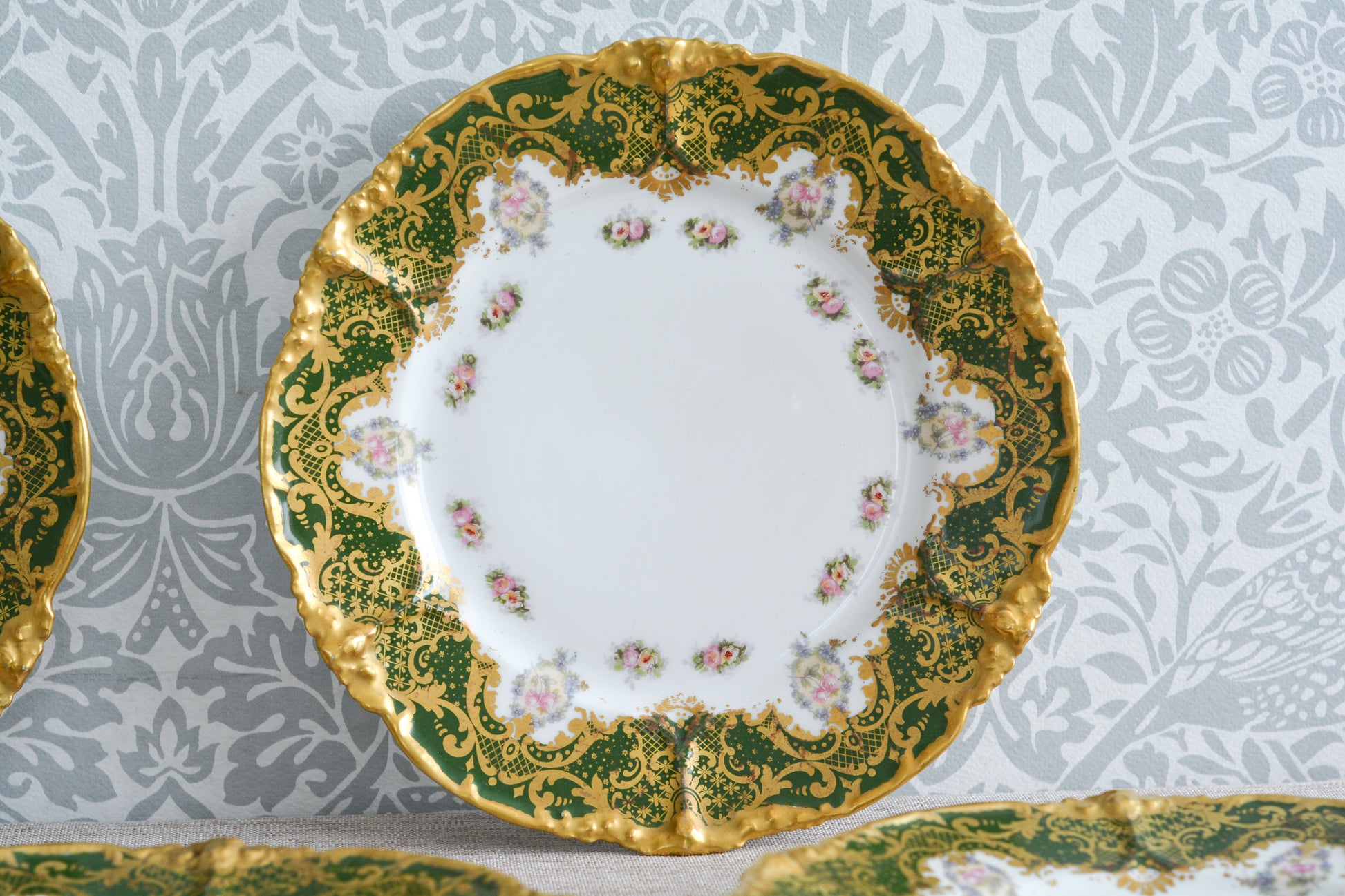 フランスのリモージュのプレートがやってきました。ジャン・プーヤ工房のデザートプレートで、深い緑の縁取りに繊細なタッチのお花がとても美しい1枚です。英国のタッチとはまた違った趣きがあり、エレガントで繊細な雰囲気。クリスマスのテーブルにもぴったりな色合いでテーブルを華やかに盛り上げてくれるプレートです。  こちらは1枚の価格です。クリスマス企画の特別価格になっています。在庫が全部で8枚ございます。状態の良いものから順番にお送りいたします。