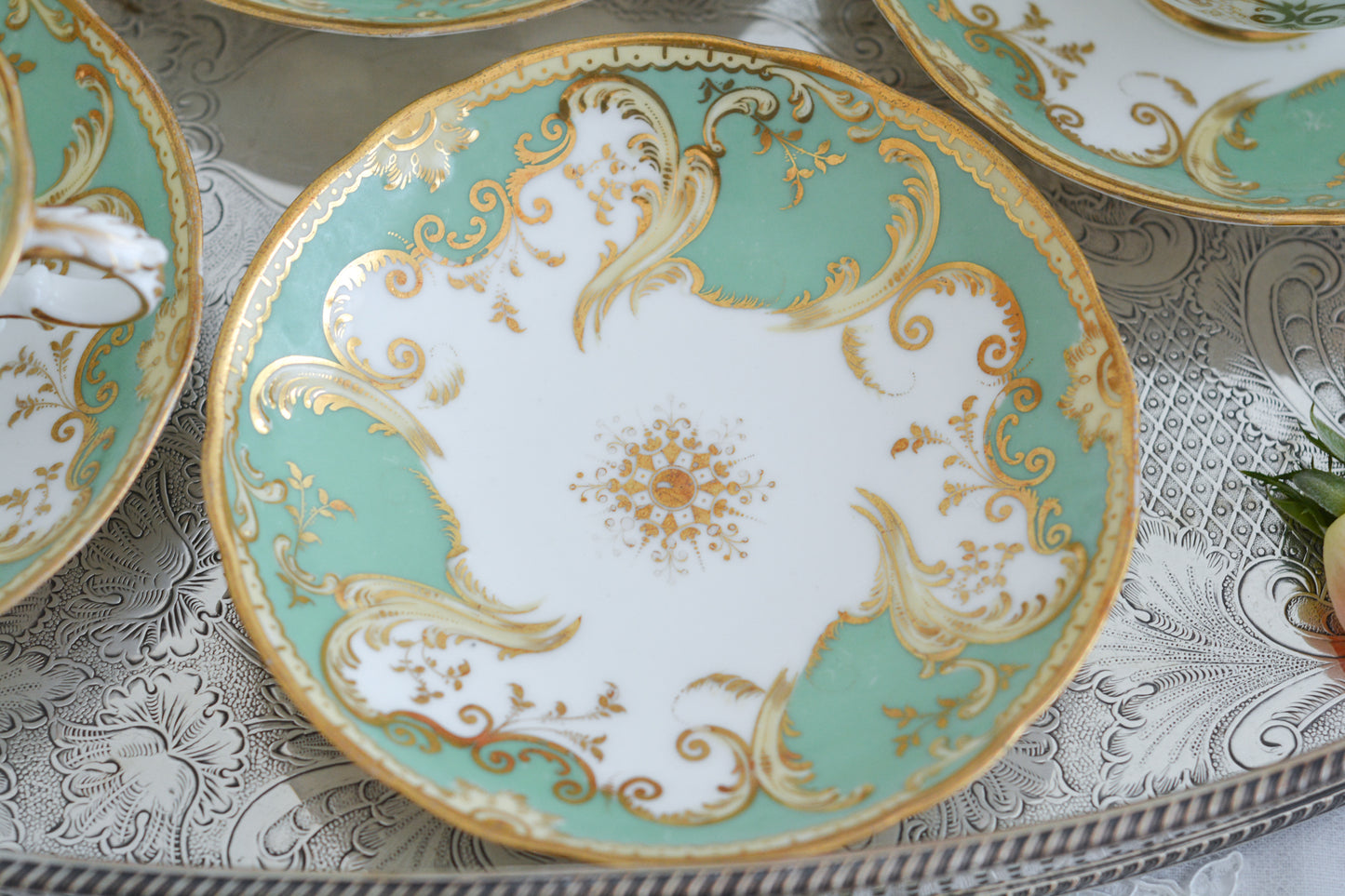 爽やかなアップルグリーンカラーに美しい模様のカップ&ソーサー。メーカーは不明ですが、優美なシェイプも素晴らしいデザインのお品です。こちらは1客の価格です。在庫が全部で5客ございます。 差異はあまりありませんが、状態の良いものから順番にお送りいたします。