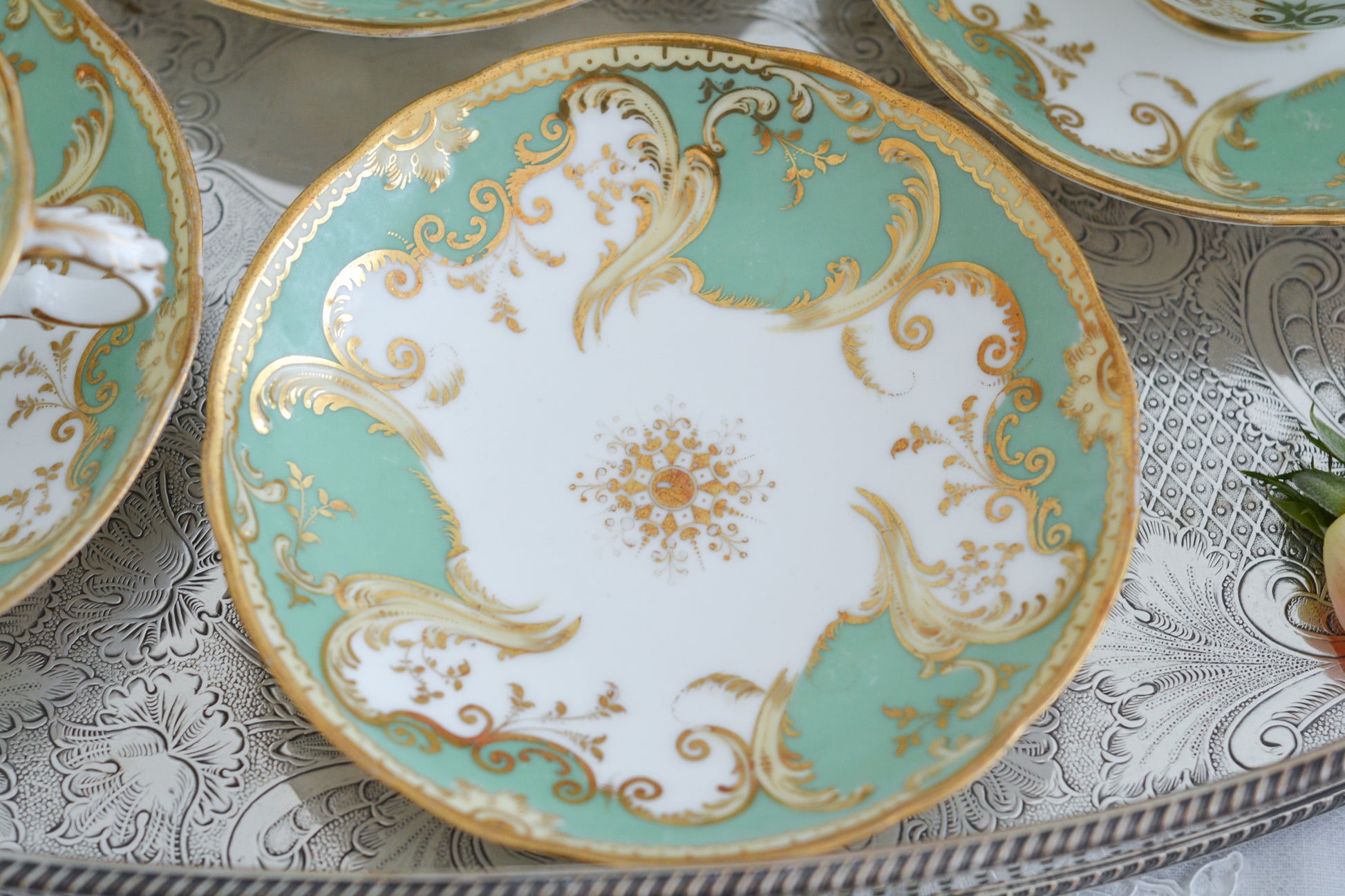 爽やかなアップルグリーンカラーに美しい模様のカップ&ソーサー。メーカーは不明ですが、優美なシェイプも素晴らしいデザインのお品です。こちらは1客の価格です。在庫が全部で5客ございます。 差異はあまりありませんが、状態の良いものから順番にお送りいたします。