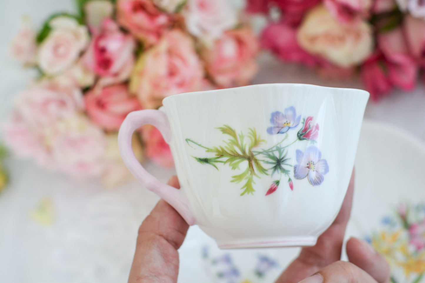 シェリーのワイルドフラワーシリーズの可愛らしいティートリオです。カップはディンティーシェイプと呼ばれる可愛らしいシェイプで上から見るとお花が咲いている様に見えます。イギリスの色とりどりの野花が散りばめられていて、どんな花がプリントされているか眺めるのも楽しいです。こちらは同じシリーズのピンクのお揃いのB&Bプレート、色違いのブルーのB&Bプレートも別で掲載しています。