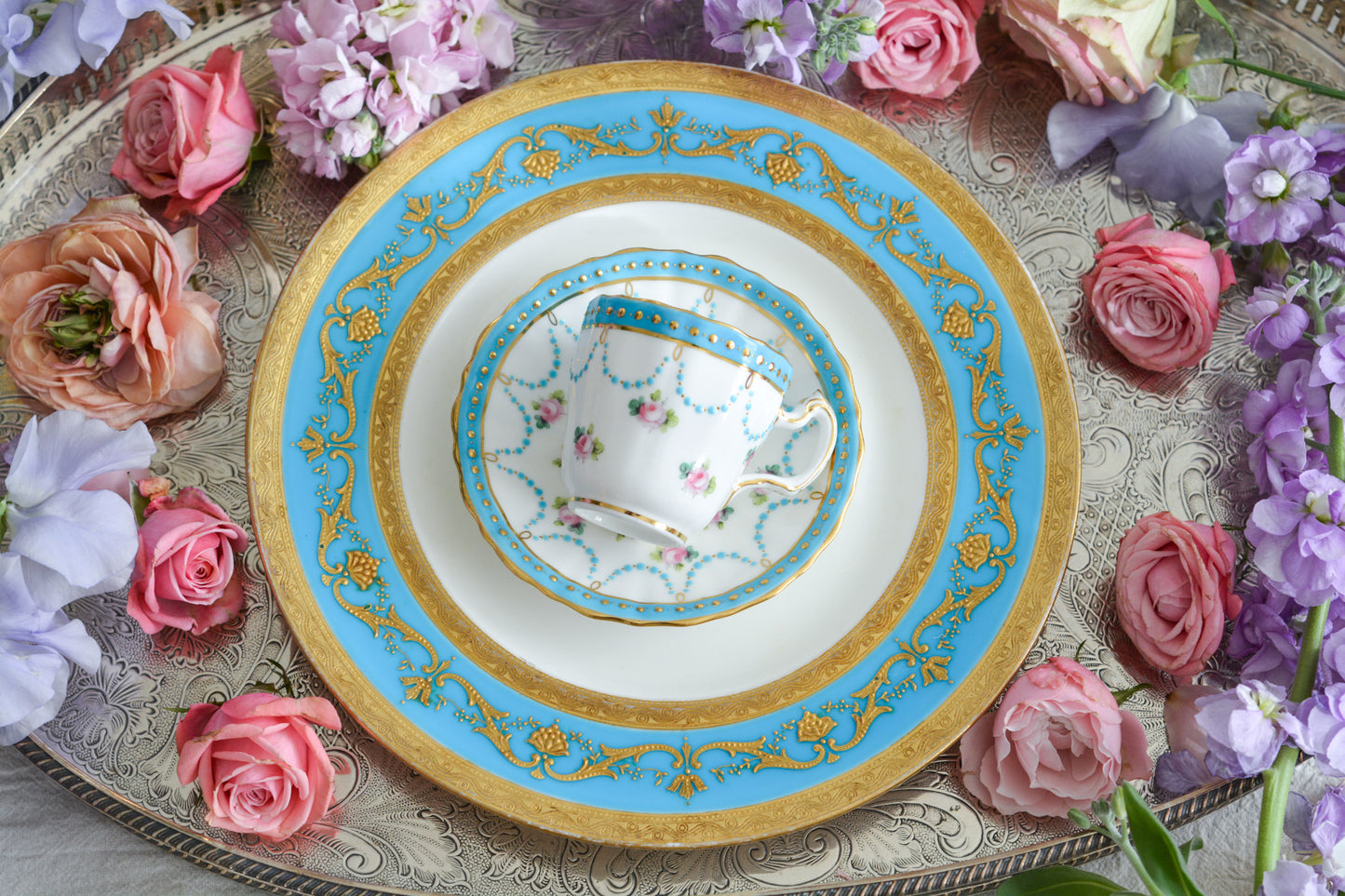 ミントンの美しいデミタスカップ。ミントンブルーにエレガントなデザイン。さすがミントン!ですね。小さなカップにぎゅっと魅力が詰まったお品です。 ミントンは女性の絵付け師さんが他のメーカーよりもたくさん活躍していたと本で読んだことがあります。ミントンのエレガントで美しいデザインはそんな理由もあるのかもしれません。カップのハンドルに製造時にできたと思われる傷と、ソーサーにヘアライン(貫通はしていません)があるので実用にはお勧めしませんが、ぜひたくさん眺めて愛でていただきたい、芸術的なカップです。