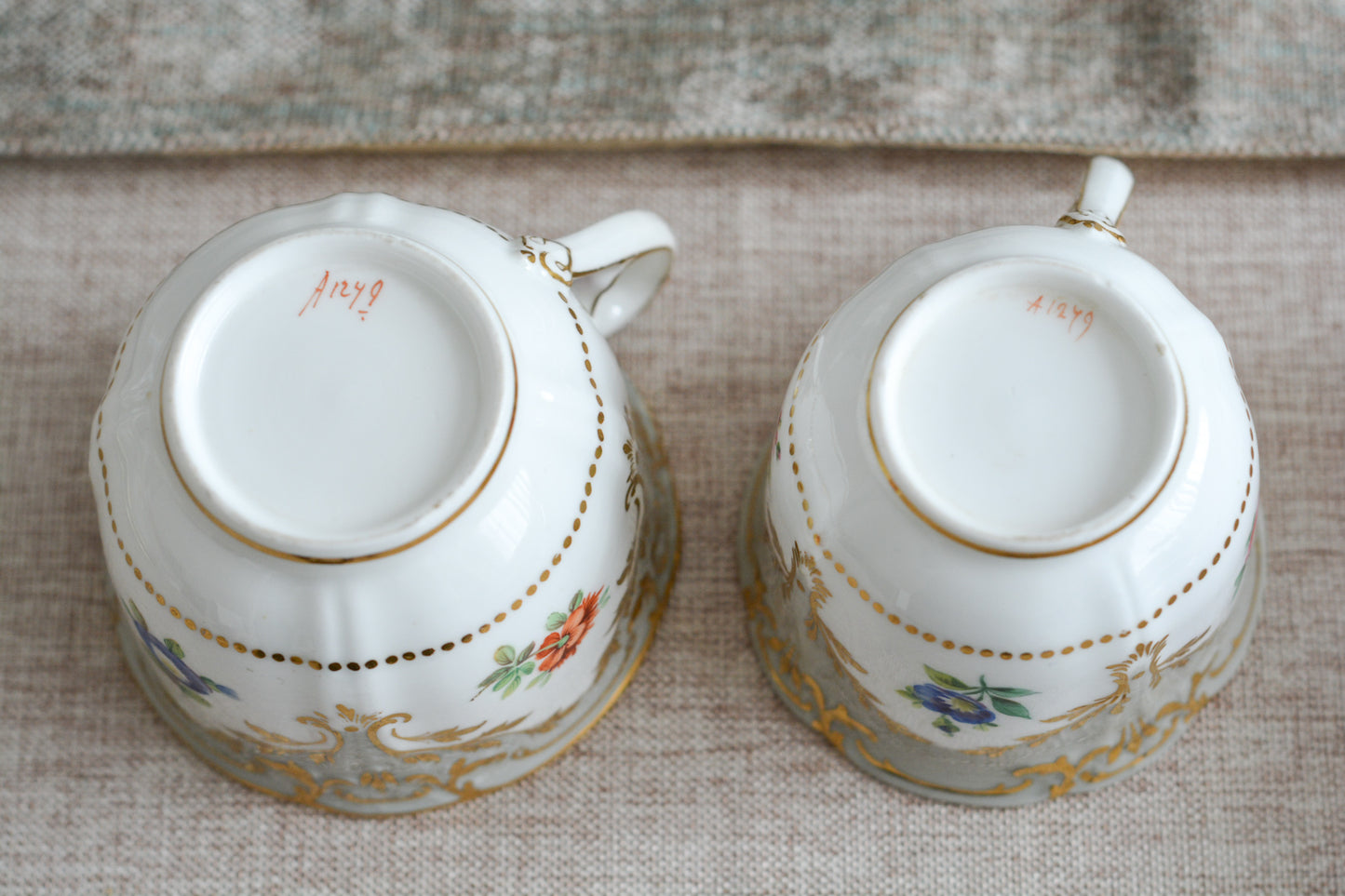 トゥルートリオは、ティーカップ、コーヒーカップ、ソーサーのセットで1800年代中頃まではトリオといえばトゥルートリオが主流でした。こちらはバックスタンプなどはないのですが、ソーサーの裏面にうっすらとMINTONと確認できます。美しいハンドペイントの絵付けはさすがミントン。ミントンの絵付けは繊細で優しいタッチですね。リングハンドルもエレガントです。とても状態の良いお品で、紅茶もコーヒーもお楽しみいただけます。素敵なティータイムをお過ごしください。