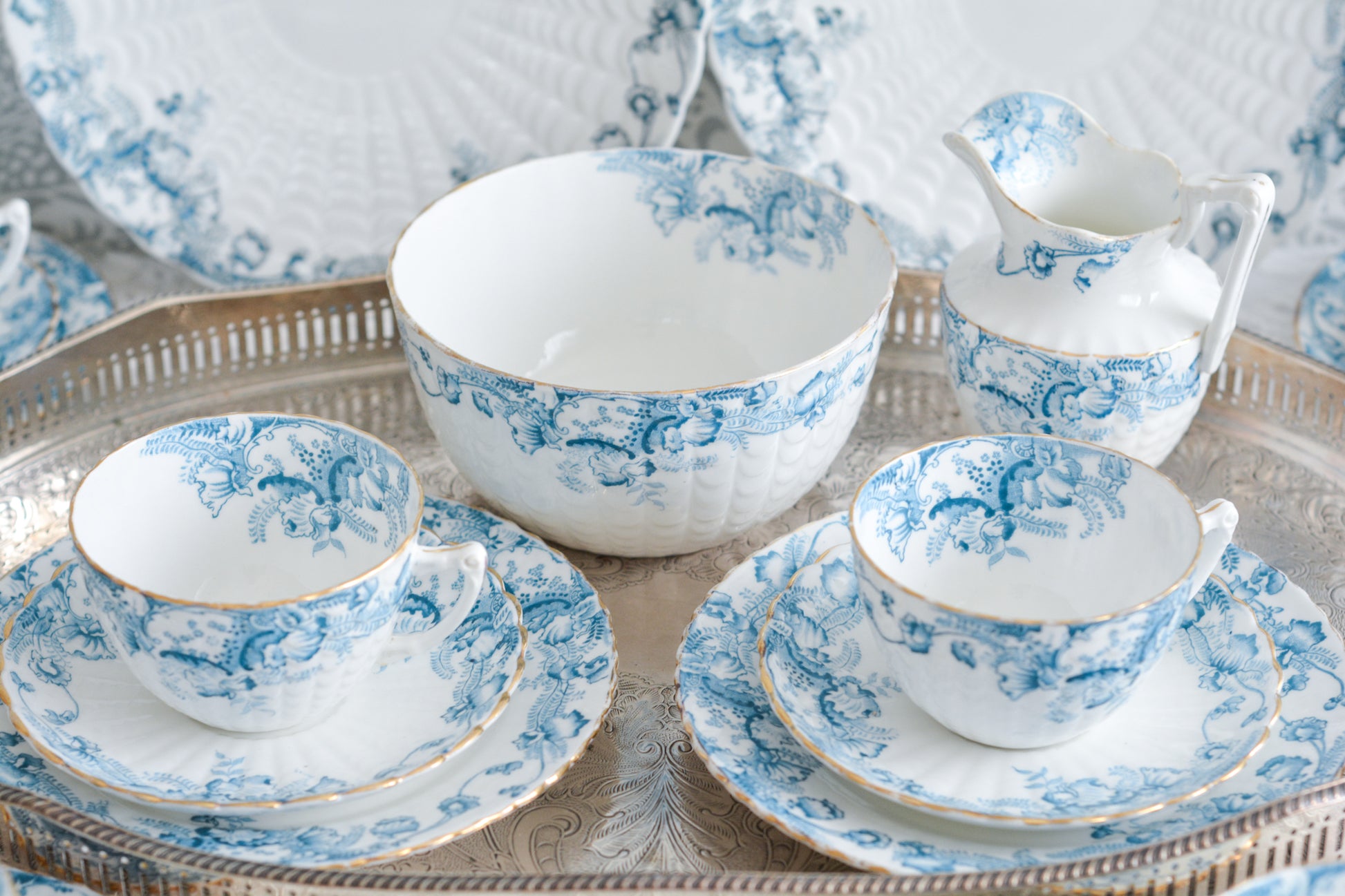 サミュエル・ラドフォードというメーカーの可愛らしいティートリオです。サミュエル・ラドフォードはスタッフォードシャーのメーカーで、1879年から1957年まで創業していました。こちらはブルーの転写模様がとても美しく地模様もとても可愛らしいお品です。同じパターンのミルクジャグ&シュガーボウル、色違いのデザートプレートも別で掲載しています。  こちらは1セットの価格です。全部で6セットあります。状態の良いものからお送りします。