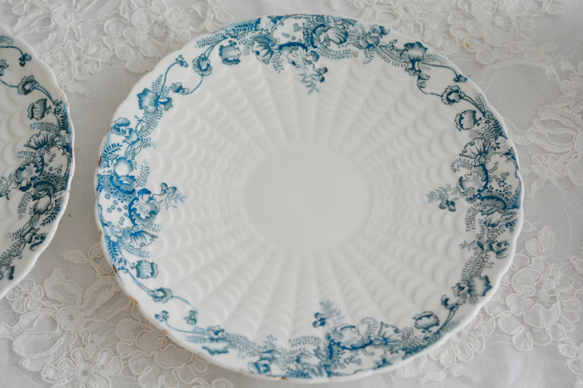 サミュエル・ラドフォードというメーカーの可愛らしいデザートプレートです。サミュエル・ラドフォードはスタッフォードシャーのメーカーで、1879年から1957年まで創業していました。こちらはブルーの転写模様がとても美しく地模様もとても可愛らしいお品です。色違いのティートリオとシュガーボウル&ミルクジャグも別で掲載しています。   こちらは1枚の価格です。全部で2枚在庫がございます。状態の良い方からお送りします。