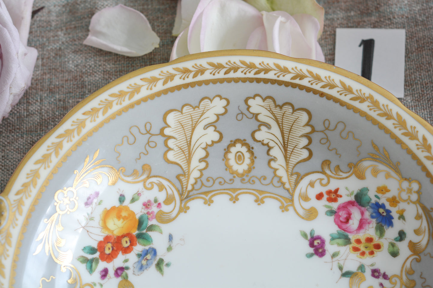 コウルドンのティファニーパターンのプレート。こちらは老舗ハロッズがオーダーしたもので、こちらはティファニーのスタンプはありませんが、柄はティファニーがコウルドンにオーダーしたパターンです。ティファニーらしい上品な絵柄がとても美しくでコウルドンの中でも人気のシリーズです。当時も人気があったのでしょう。いろいろな小売店がコウルドンにオーダーしています。ハンドルのついた深めのプレートはサービングプレートにもお使いいただきやすいと思います。