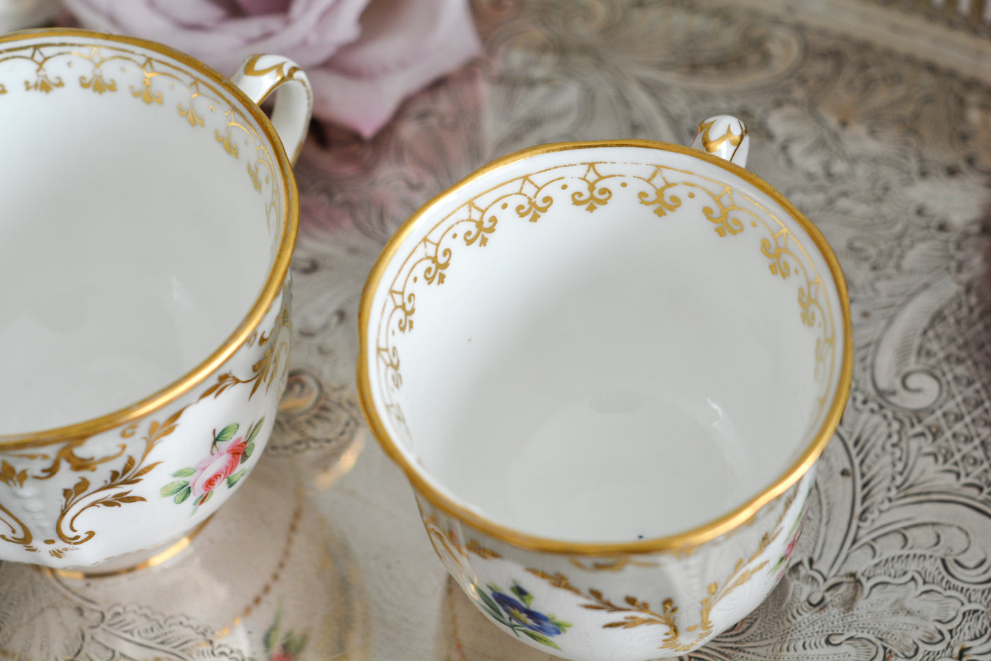 トゥルートリオは、ティーカップ、コーヒーカップ、ソーサーのセットで1800年代中頃まではトリオといえばトゥルートリオが主流でした。こちらはバックスタンプなどはないのですが、ソーサーの裏面にうっすらとMINTONと確認できます。美しいハンドペイントの絵付けはさすがミントン。ミントンの絵付けは繊細で優しいタッチですね。リングハンドルもエレガントです。とても状態の良いお品で、紅茶もコーヒーもお楽しみいただけます。素敵なティータイムをお過ごしください。