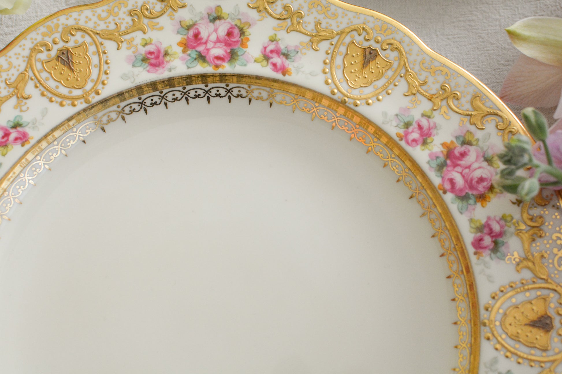 コープランドのエレガントなプレートが入荷しました。以前ご紹介したことのあるプレートです今回また出会うことができました。クリームカラーの地のお色に金盛りの繊細な模様に、可憐なバラが描かれた大変美しいプレート。ティータイムを華やかに盛り上げてくれそうです。裏面には、サインが入っています。こちらは1枚の価格です。在庫が2枚ございます。プレート①〜②からお選びください。