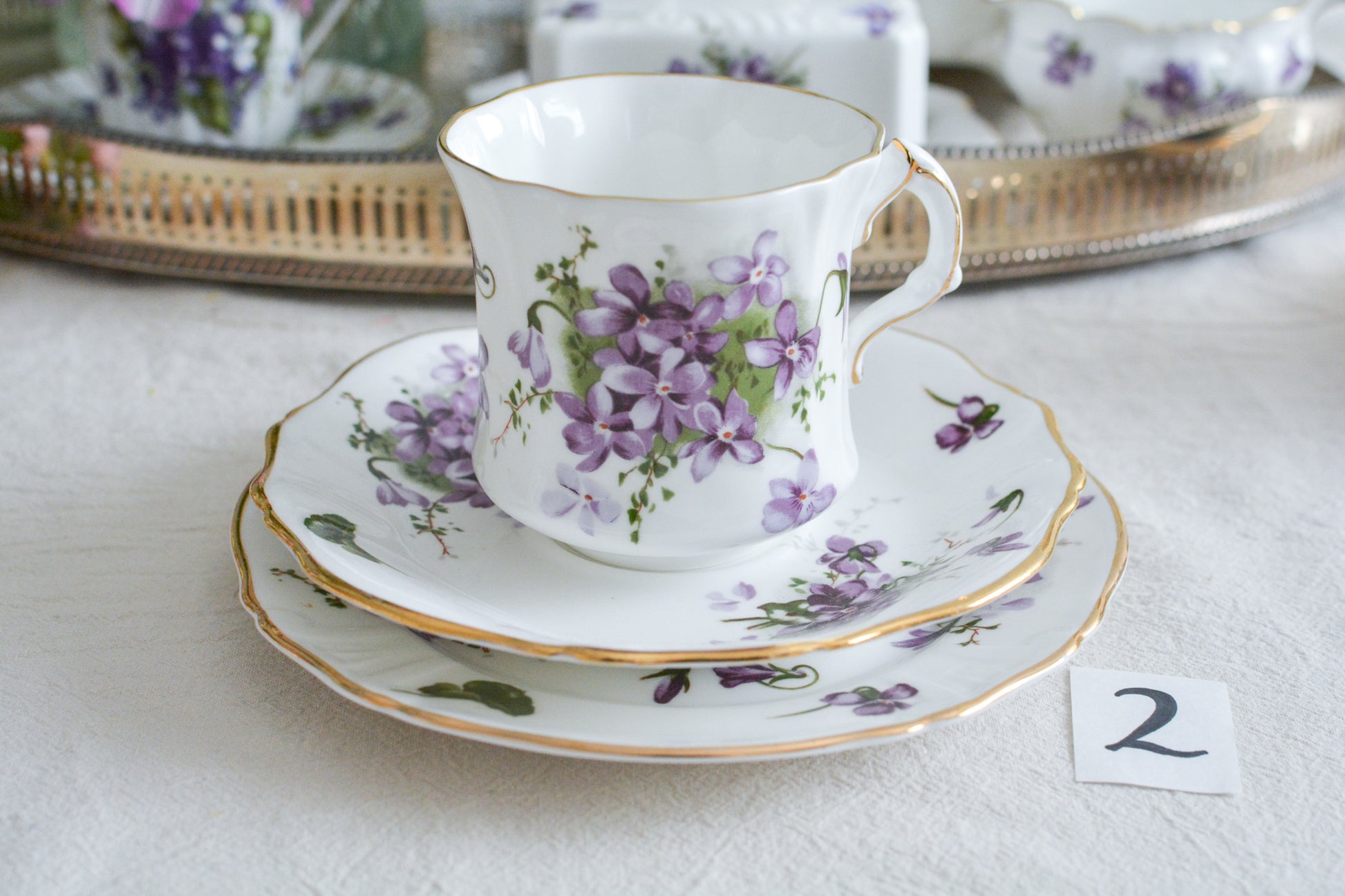 ハマースレイの人気シリーズ、ヴィクトリアンバイオレットシリーズのティートリオ。可憐なすみれの模様と優雅なシェイプがとても美しいお品です。製造年代などですみれの模様が少しずつ違い、それぞれに魅力があります。ハマースレイらしいエレガントなデザインでおうちティータイムを華やかに盛り上げてくれます。こちらは1セットの価格です。在庫が2セットあり、絵柄や色味が少しずつ異なります。トリオ①〜②からお選びください。