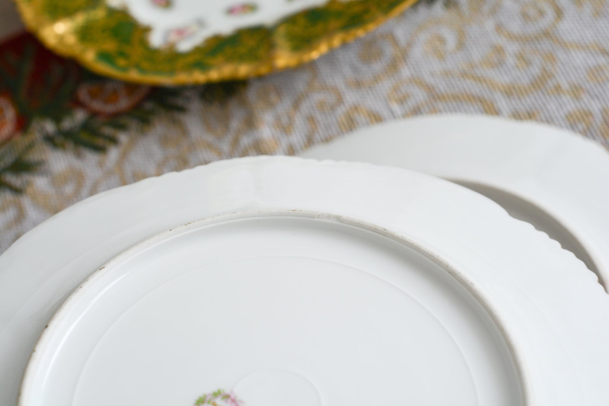 フランスのリモージュのプレートがやってきました。ジャン・プーヤ工房のデザートプレートで、深い緑の縁取りに繊細なタッチのお花がとても美しい1枚です。英国のタッチとはまた違った趣きがあり、エレガントで繊細な雰囲気。クリスマスのテーブルにもぴったりな色合いでテーブルを華やかに盛り上げてくれるプレートです。  こちらは1枚の価格です。クリスマス企画の特別価格になっています。在庫が全部で8枚ございます。状態の良いものから順番にお送りいたします。