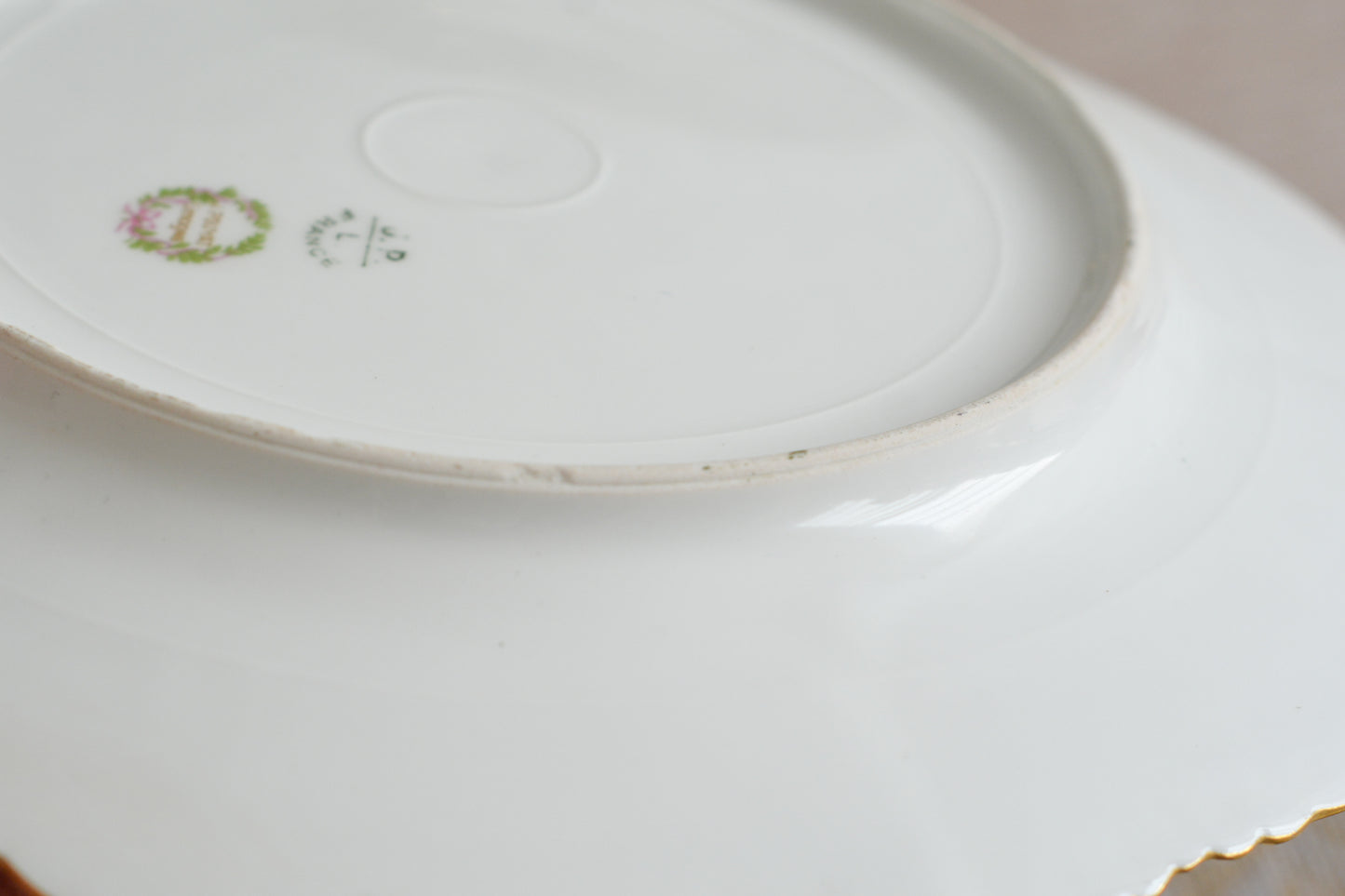 フランスのリモージュのプレートがやってきました。ジャン・プーヤ工房のデザートプレートで、深い緑の縁取りに繊細なタッチのお花がとても美しい1枚です。英国のタッチとはまた違った趣きがあり、エレガントで繊細な雰囲気。クリスマスのテーブルにもぴったりな色合いでテーブルを華やかに盛り上げてくれるプレートです。  こちらは1枚の価格です。クリスマス企画の特別価格になっています。在庫が全部で8枚ございます。状態の良いものから順番にお送りいたします。