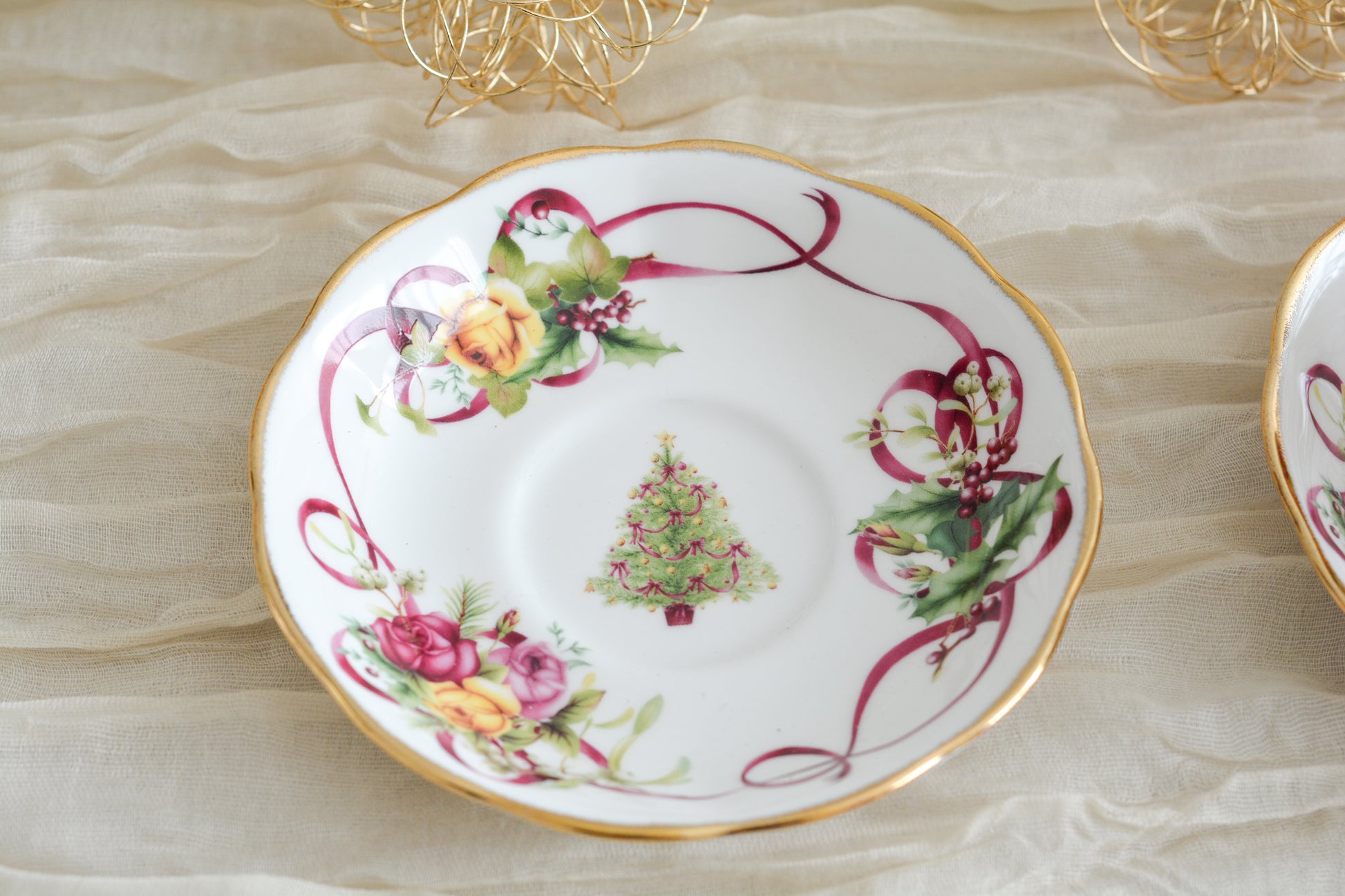 ロイヤルアルバートの代表的なシリーズオールドイングリッシュツリー。このシリーズは色々なバリエーションが発表されています。こちらのクリスマスツリーもその一つ。大きなクリスマスツリーにマルーンカラーのリボンがとても華やかなデザインで人気があります。クリスマスのティータイムにぴったりのカップでクリスマスのテーブルをお楽しみくださいね。