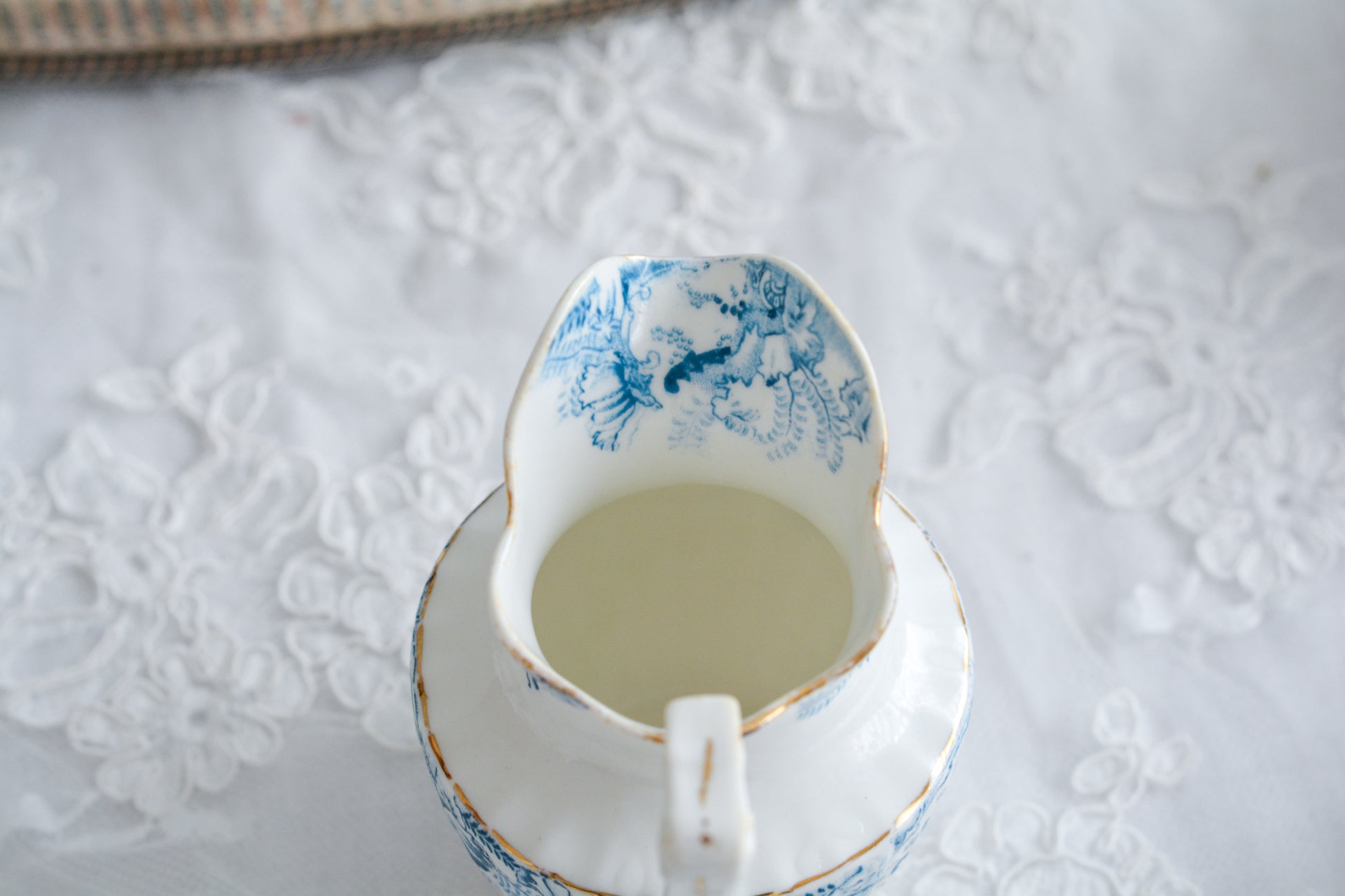 サミュエル・ラドフォードというメーカーの可愛らしいティートリオです。サミュエル・ラドフォードはスタッフォードシャーのメーカーで、1879年から1957年まで創業していました。こちらはブルーの転写模様がとても美しく地模様もとても可愛らしいお品です。同じパターンのティートリオと色違いのデザートプレートも別で掲載しています。