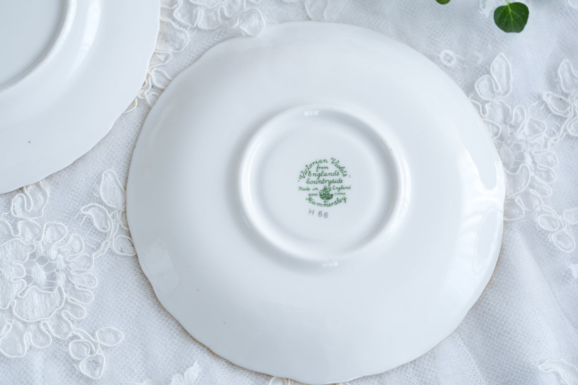 ハマースレイの人気シリーズ、ヴィクトリアンバイオレット。可憐なすみれのモチーフのティートリオです。ヴィクトリアンバイオレットシリーズは製造年代などで絵柄が少しずつ異なります。こちらは可愛らしい絵柄はもちろん、エンボス模様があり特に優雅なお品です。テーブルがパッと明るく可愛らしくなりますね。