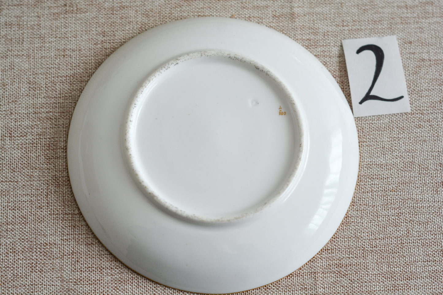 コールポートのハンドペイントで描かれた花々がとても美しいティートリオです。以前色違いのコバルトブルーのトリオをご紹介したことがあります。シリーズ名はないのですが、何色かカラーバリエーションがあります。ターコイズブルーはどのシリーズにおいても貴重なカラー。ターコイズブルーに金彩のコントラストがとても豪華な印象です。特別なティータイムにどうぞ。