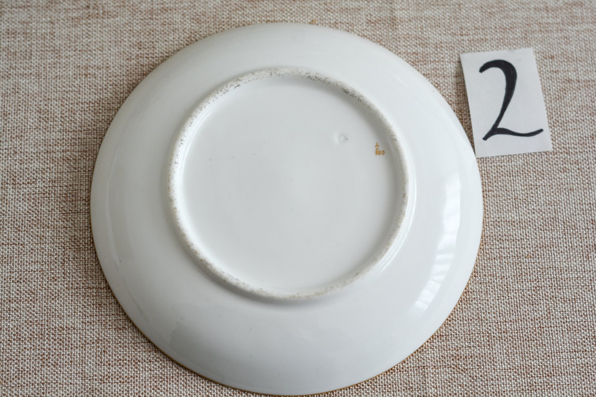 コールポートのハンドペイントで描かれた花々がとても美しいティートリオです。以前色違いのコバルトブルーのトリオをご紹介したことがあります。シリーズ名はないのですが、何色かカラーバリエーションがあります。ターコイズブルーはどのシリーズにおいても貴重なカラー。ターコイズブルーに金彩のコントラストがとても豪華な印象です。特別なティータイムにどうぞ。