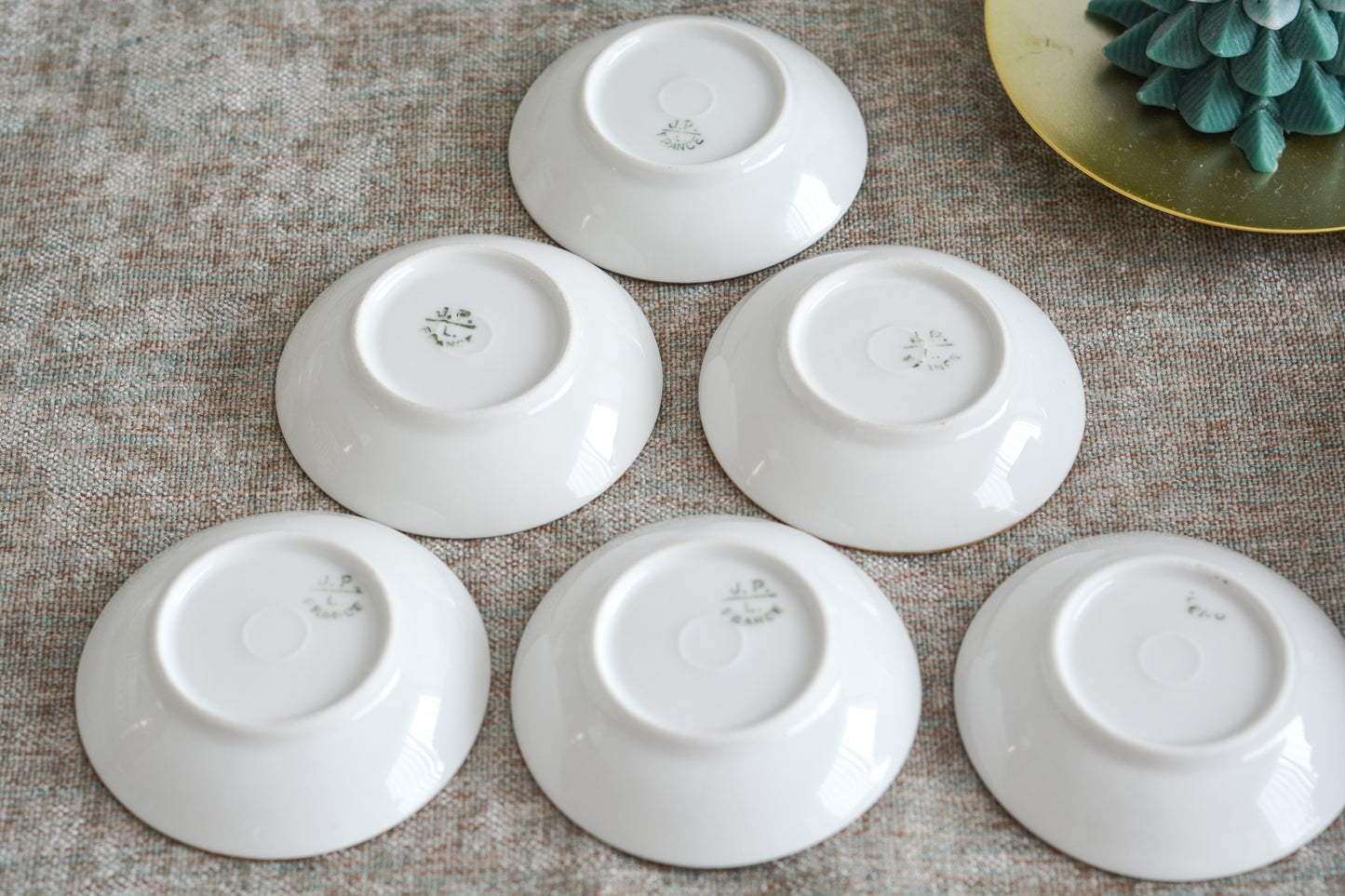 フランスのリモージュ、ジャン・プーヤ工房の小さな小さなプレートです。ジャムやクロテッドクリームをのせても素敵。シンプルなデザインですが、上品でクリスマスのティータイムやテーブルコーディネートにぴったりなお品。  クリスマス企画の特別価格になっています。こちらは6枚セットです。