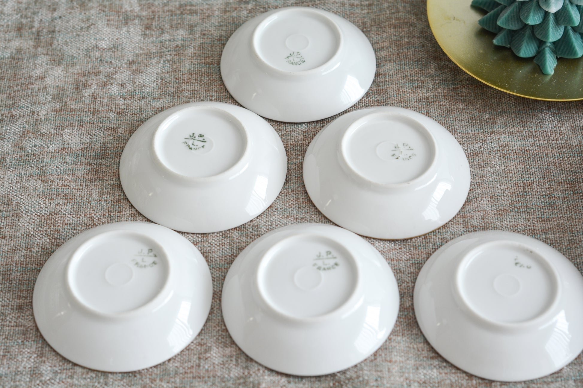 フランスのリモージュ、ジャン・プーヤ工房の小さな小さなプレートです。ジャムやクロテッドクリームをのせても素敵。シンプルなデザインですが、上品でクリスマスのティータイムやテーブルコーディネートにぴったりなお品。  クリスマス企画の特別価格になっています。こちらは6枚セットです。