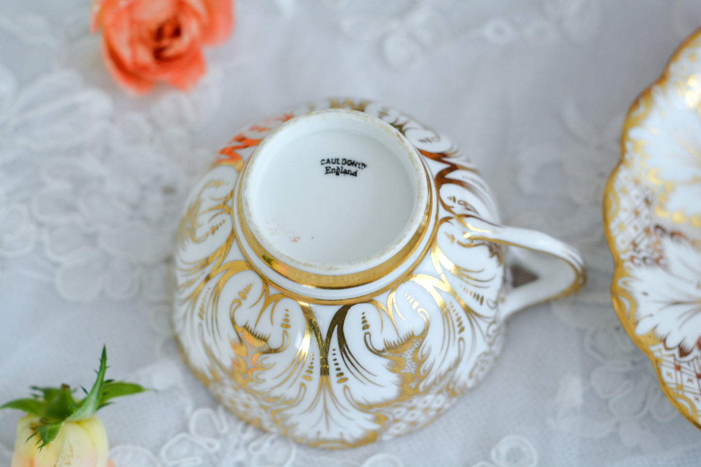 コウルドンがリッジウェイのフォリエージシェイプ(Foliage Shape)をリバイバルしたお品。ハンドル部分には葉っぱの模様がついていてとても可愛らしいシェイプです。リッジウェイは力強く豪華な作風という印象で、後身のコウルドンはより時代や流行に敏感で繊細で美しいデザインの作品をたくさん作っています。リッジウェイのフォリエージシェイプはいろいろなパターンがありますが、こちらは特に豪華なデザインで個人的にもフォリエージシェイプは大好きなデザイン。コウルドン時代にも受け継がれていたことを嬉しく思っています。