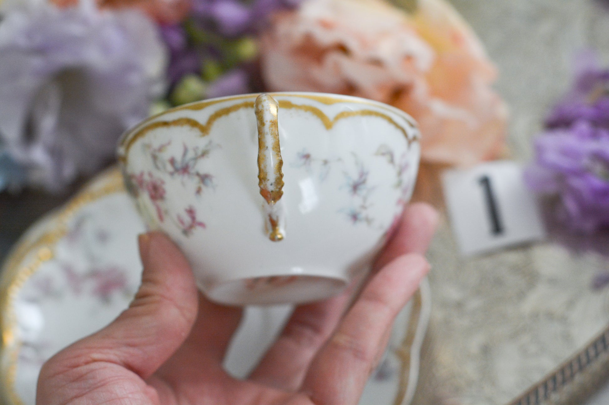 フランスのリモージュ、アビランドのティートリオです。 淡いタッチのお花がとっても可愛らしいです。柔らかで優しげな印象で、癒しのティータイムの時間を過ごせそうですね。これから春のティータイムにもぴったりです。こちらは在庫が2セットございます。ティートリオ①、ティートリオ②からお選びください。