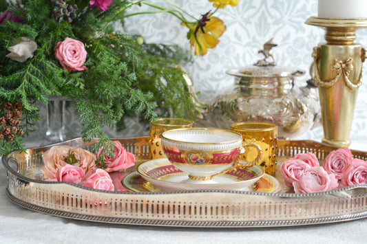 コウルドンの素晴らしいティートリオ。カップのハンドルはロープハンドルと呼ばれるデザインで、コウルドン前身のブラウンウエストヘッドムーア社が製造していたデザインです。リッジウェイ時代の豪華絢爛な作風を残しつつ、より洗練されたデザインへと昇華していったブラウンウエストヘッドムーア社。ロープハンドルはそんなブラウンウエストヘッドムーアの代表的なデザイン。数も少ないので大変人気があります。カップにはコウルドンのバックスタンプがあるのでコウルドンが引き継いで作られたお品だと思うのですが、ソーサーのダイヤモンドマークは1868年9月25日に登録されたことを示しています。ソーサーだけ古い感じはしないので、このダイヤモンドマークはこのお品ではなく、デザインの商標登録を示しているのかもしれません。アンティークは色々なストーリーを考える楽しみを与えてくれますね。