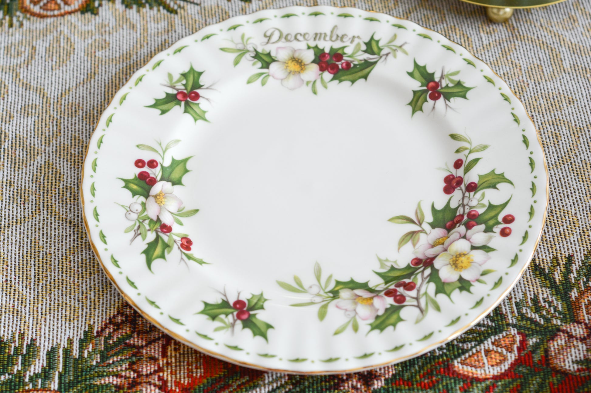 ロイヤルアルバートの人気シリーズの一つ、「フラワーオブマンス」1月から12月までそれぞれの季節のお花がモチーフのシリーズで、ついつい集めたくなってしまう魅力があります。今回ご紹介するのは、12月(December)。12月のお花はクリスマスローズです。ヒイラギに可憐なクリスマスローズがクリスマスの季節にぴったりなデザイン。とっても華やかなお品でクリスマスのテーブルを彩ります。