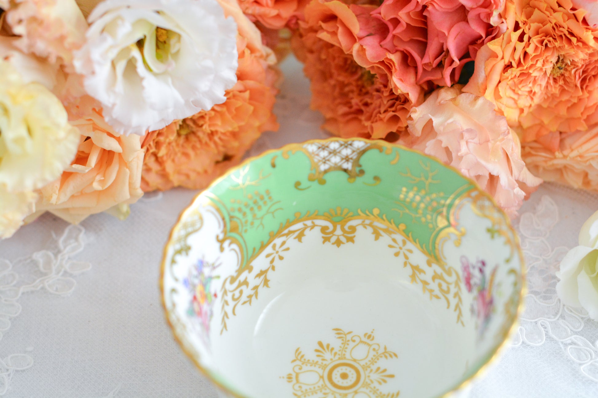 コールポートの人気シリーズのバットウィング。こちらはアップルグリーンが美しいシュガーボウルです。シュガーボウルとしても、チョコレートやキャンディーなどちょっとしたお菓子などを盛り付けても可愛らしいです。同じデザインですが、コバルトブルーと雰囲気が変わりますね。バットウィングシリーズは年々見つけることが困難になっております。こちらはとても状態の良い子で、お探しの方に見つけていただけましたら嬉しいです。