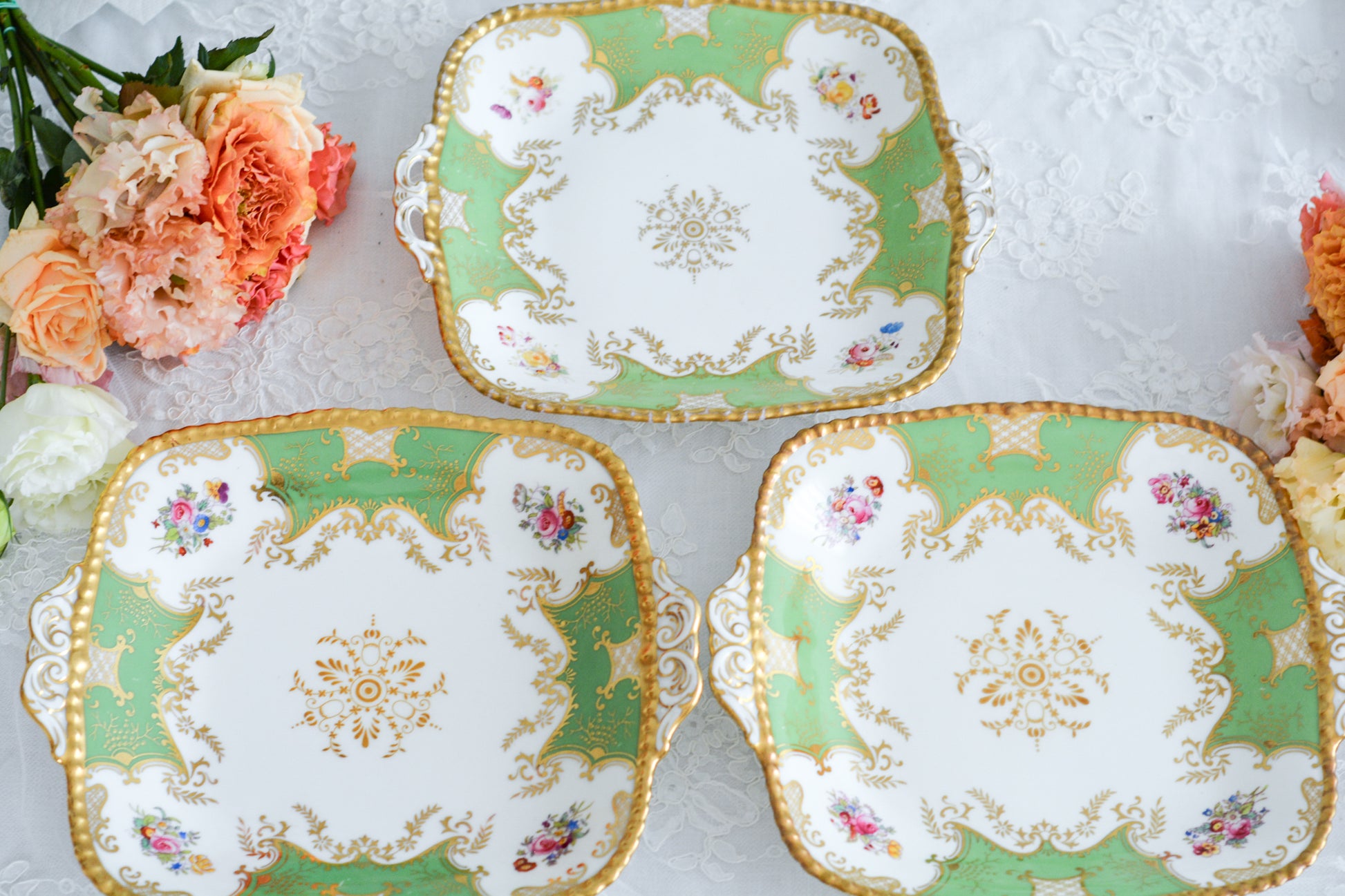 コールポートの人気シリーズ、バットウィング。カラーバリエーションも豊富なシリーズです。こちらは明るい雰囲気のアップルグリーンカラーの美しいB&Bプレート。サンドイッチやスイーツなど盛り付けてお楽しみくださいね。こちらは1枚の価格です。全部で2枚ございます。少しずつデザインが違いますので①〜②からお選びください。