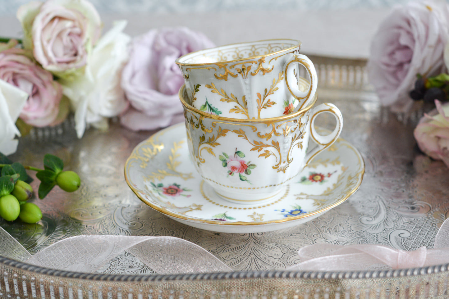 トゥルートリオは、ティーカップ、コーヒーカップ、ソーサーのセットで1800年代中頃まではトリオといえばトゥルートリオが主流でした。こちらはバックスタンプなどはないのですが、ソーサーの裏面にうっすらとMINTONと確認できます。美しいハンドペイントの絵付けはさすがミントン。ミントンの絵付けは繊細で優しいタッチですね。リングハンドルもエレガントです。とても状態の良いお品で、紅茶もコーヒーもお楽しみいただけます。素敵なティータイムをお過ごしください。